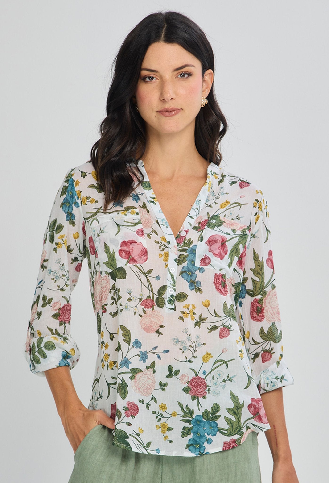 Blusa estampado floral botánico multicolor fondo blanco cuello V camisero manga tres cuartos para mujer