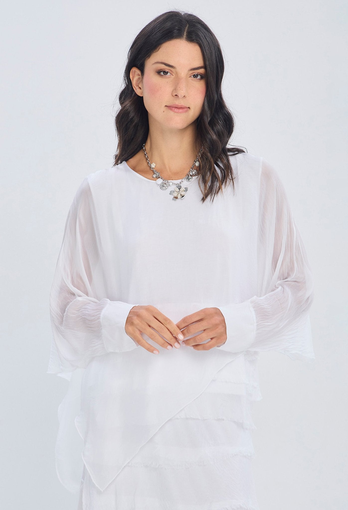 Blusa fluida blanca manga larga con transparencia y puno plisado en viscosa elastano talla única BYBLA