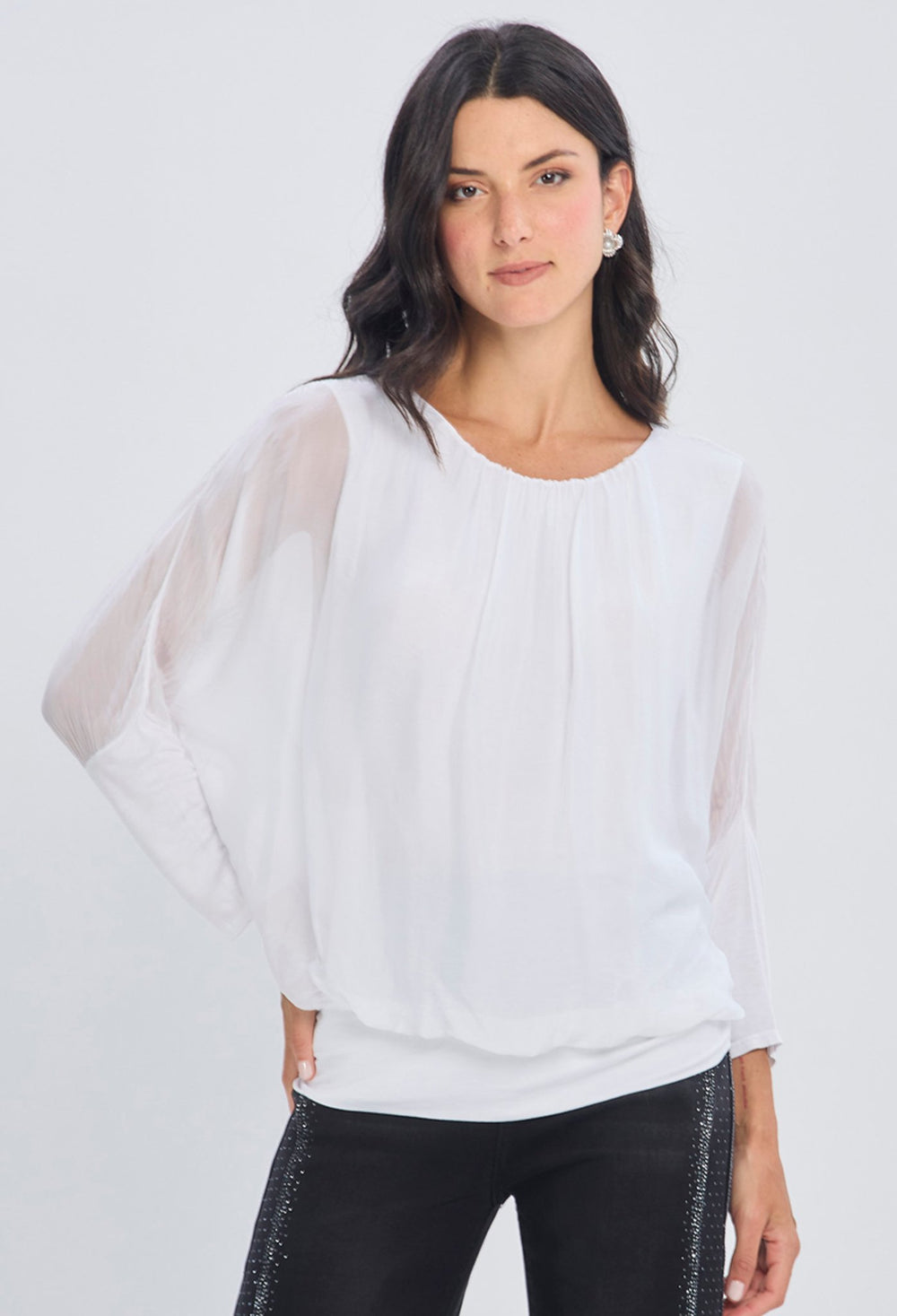 Blusa blanca drapeada manga caída con bajo elastizado y transparencia sutil talla única BYBLA