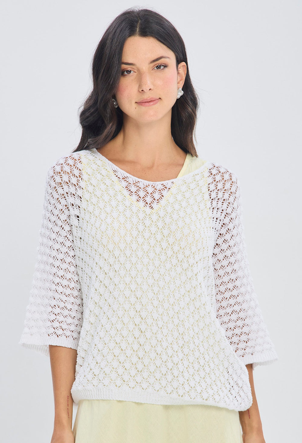 Blusa tejida blanca tipo crochet con patrón calado de rombos manga tres cuartos en poliéster viscosa BYBLA