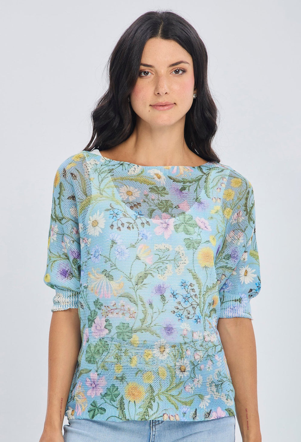Blusa tejida azul celeste con estampado de flores silvestres y margaritas manga tres cuartos poliéster viscosa BYBLA