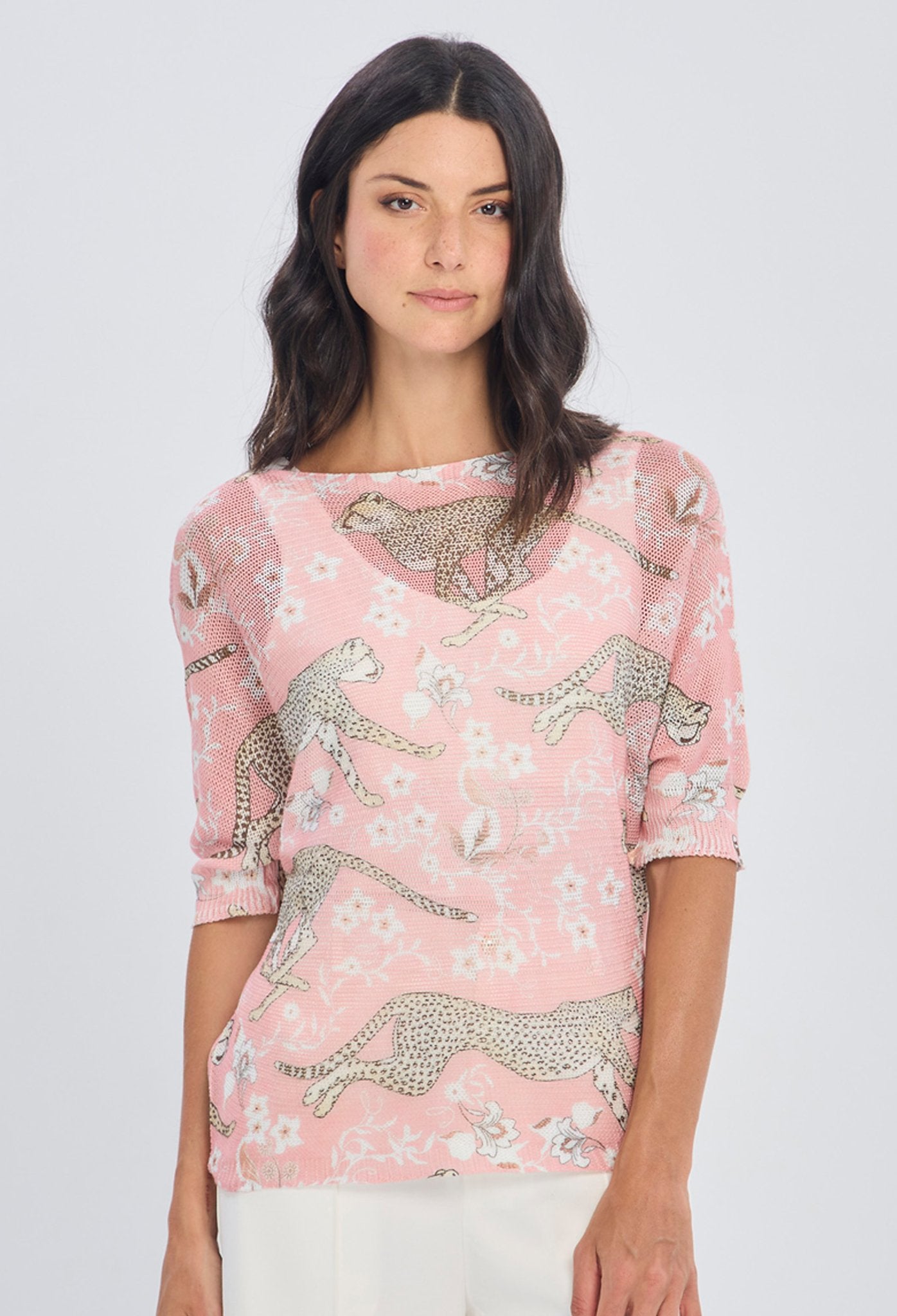 Blusa manga tres cuartos estampado leopardo con flores fondo rosa silueta relajada cuello bote para mujer