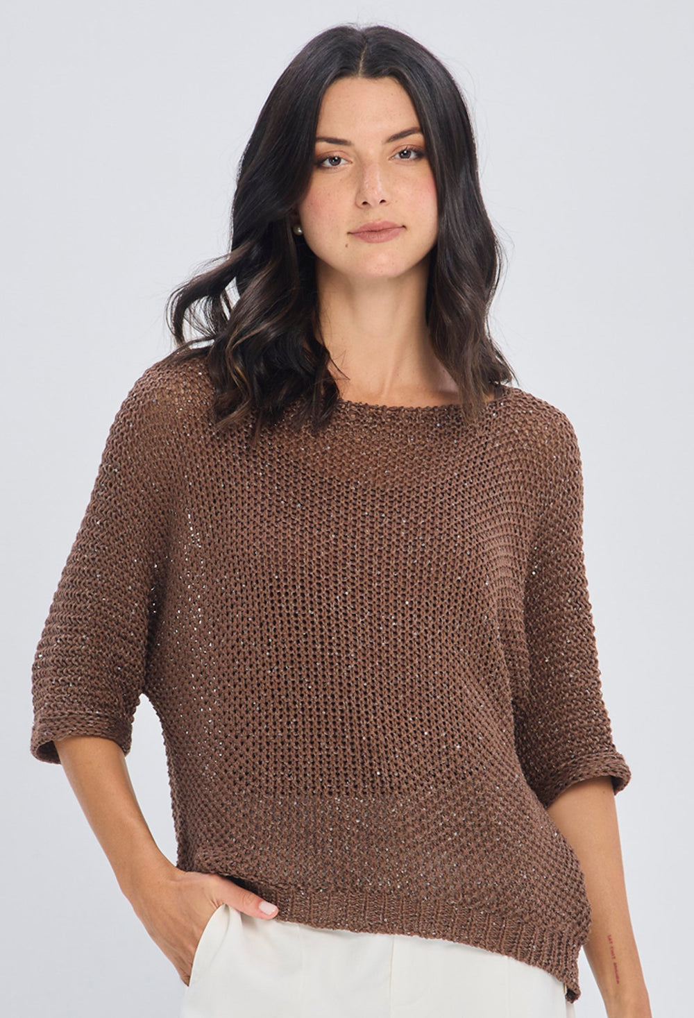 Blusa tejida calada cafe con textura tipo red y manga corta para mujer BYBLA
