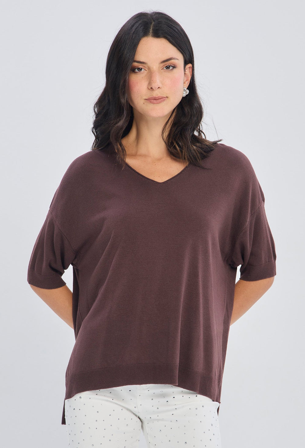 Blusa fluida cafe cuello V con manga medía para mujer BYBLA
