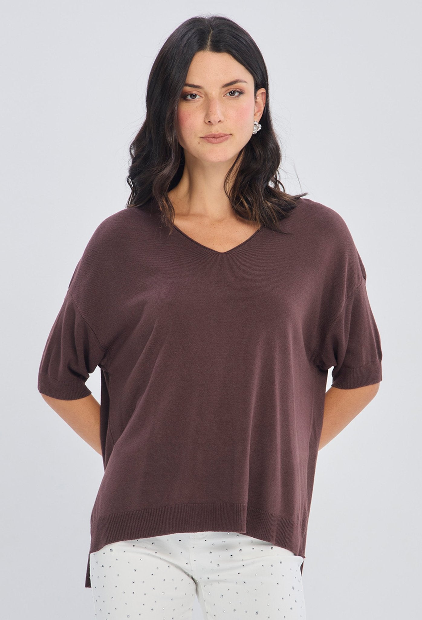 Blusa fluida cafe cuello V con manga medía para mujer BYBLA