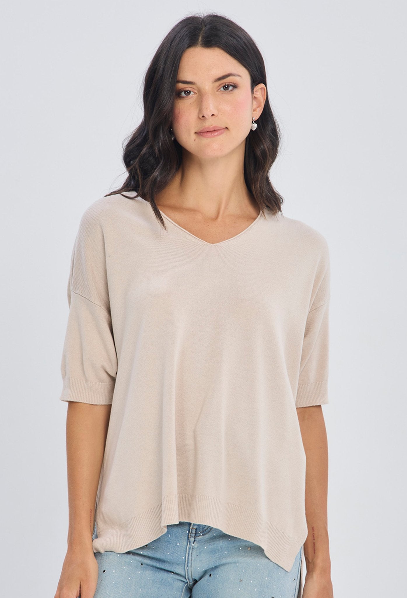 Blusa fluida beige cuello V con manga medía para mujer BYBLA