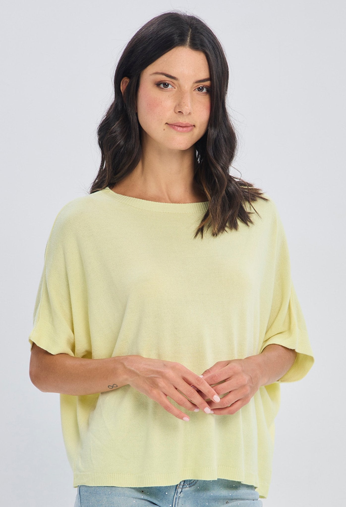 Blusa oversize amarillo cuello barco con manga corta manga caída para mujer BYBLA