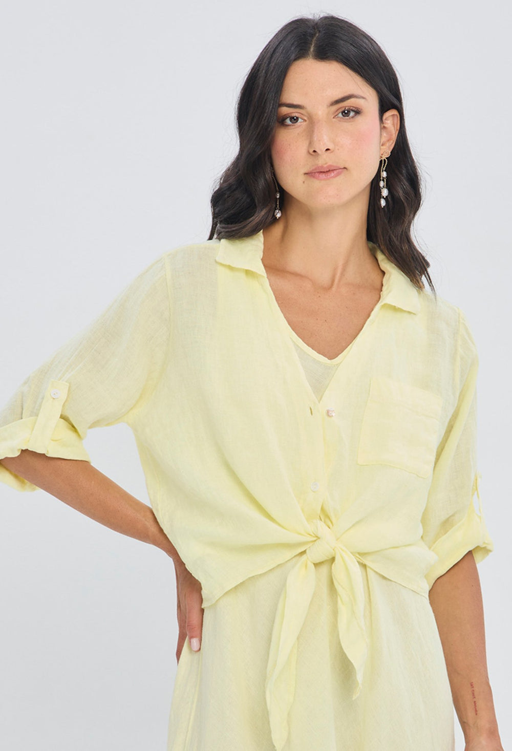 Blusa camisera amarillo viscosa con anudado frontal para mujer BYBLA