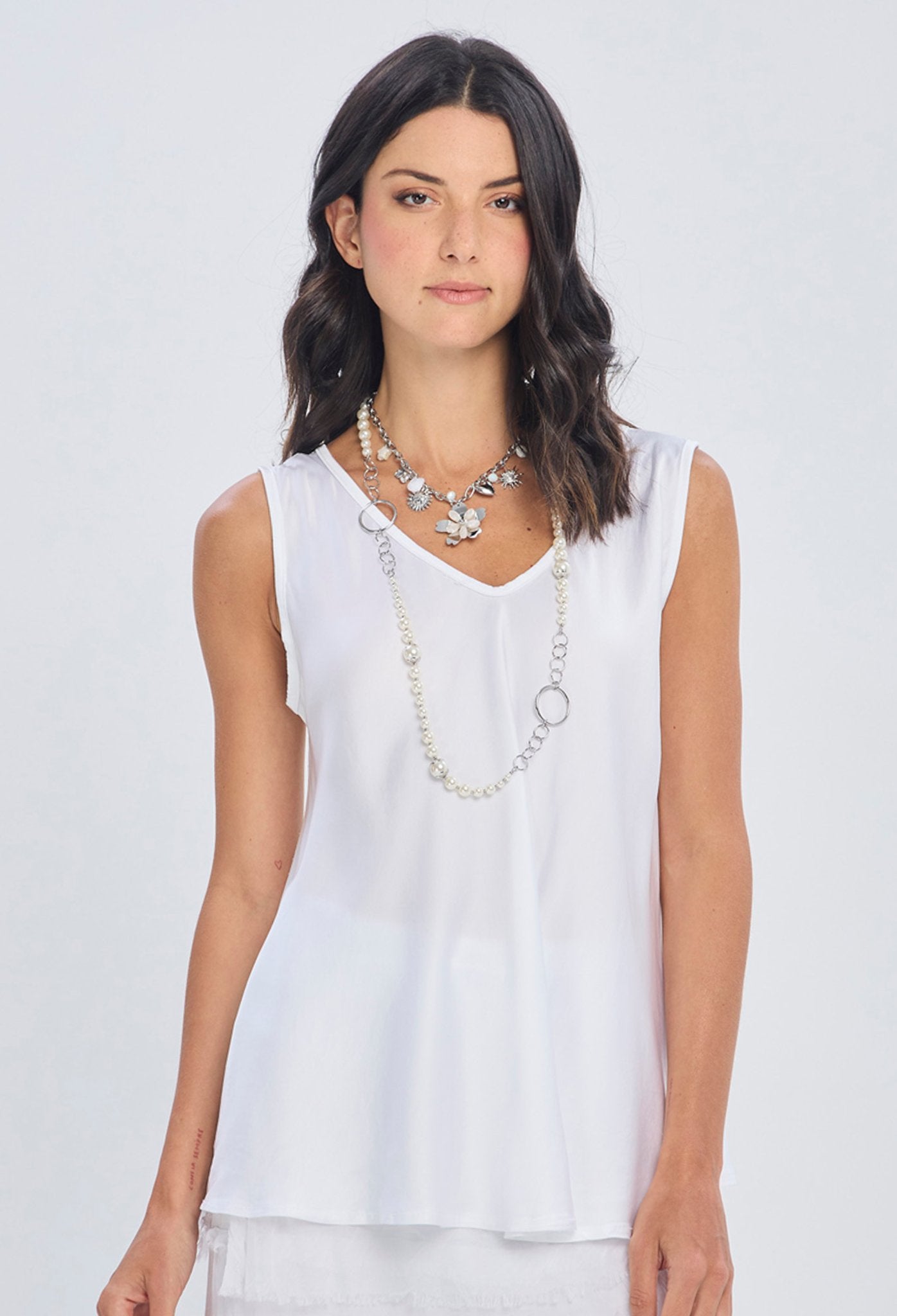 Blusa sin mangas blanca cuello V con caída fluida para mujer BYBLA