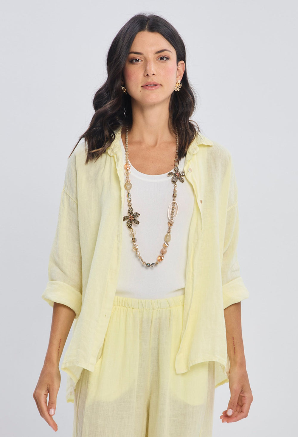Blusa camisera fluida amarillo pastel en viscosa con cuello camisero y mangas tres cuartos enrolladas