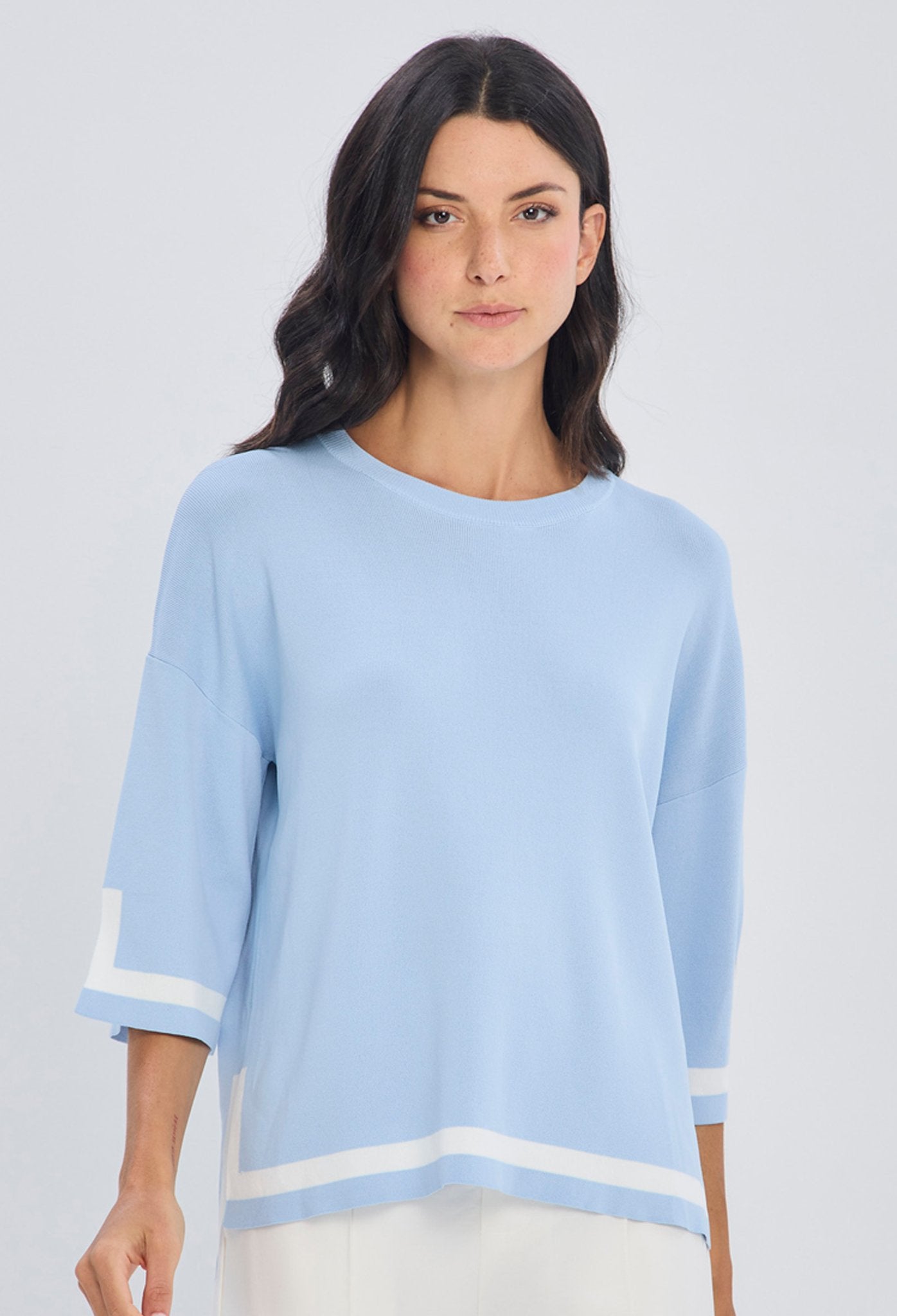 Blusa azul cielo con franjas blancas en contraste en viscosa y lino con mangas tres cuartos