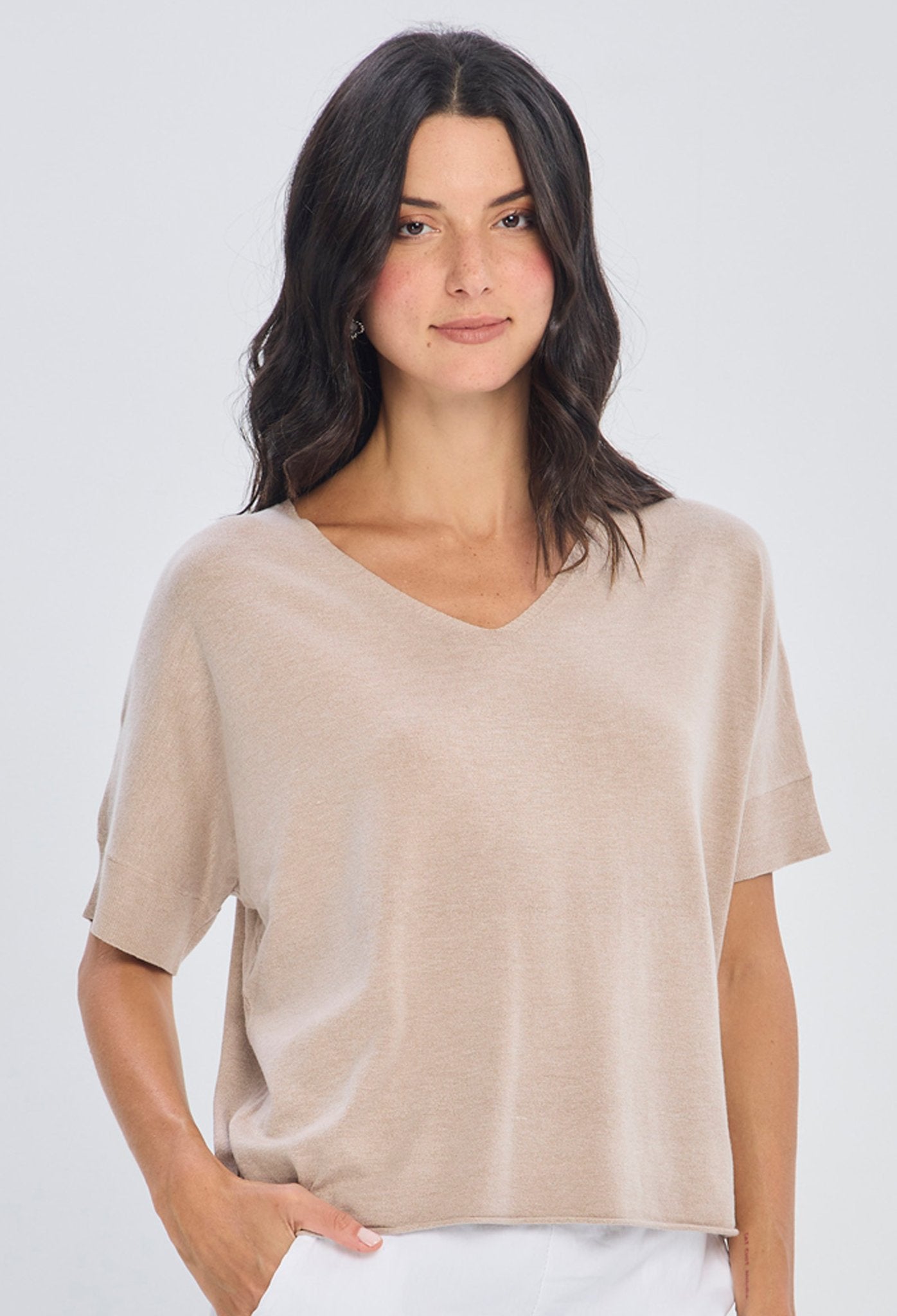 Blusa kaki de cuello en V y manga corta con corte oversize en poliéster y viscosa