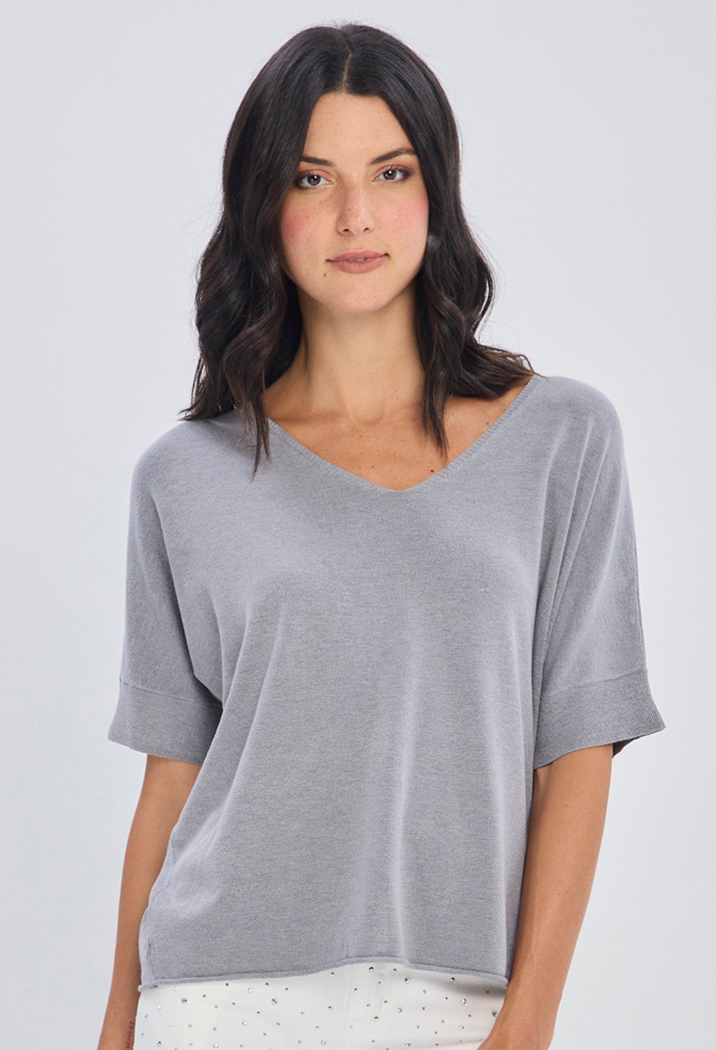 Blusa gris de cuello en V y manga corta con corte oversize en poliéster y viscosa