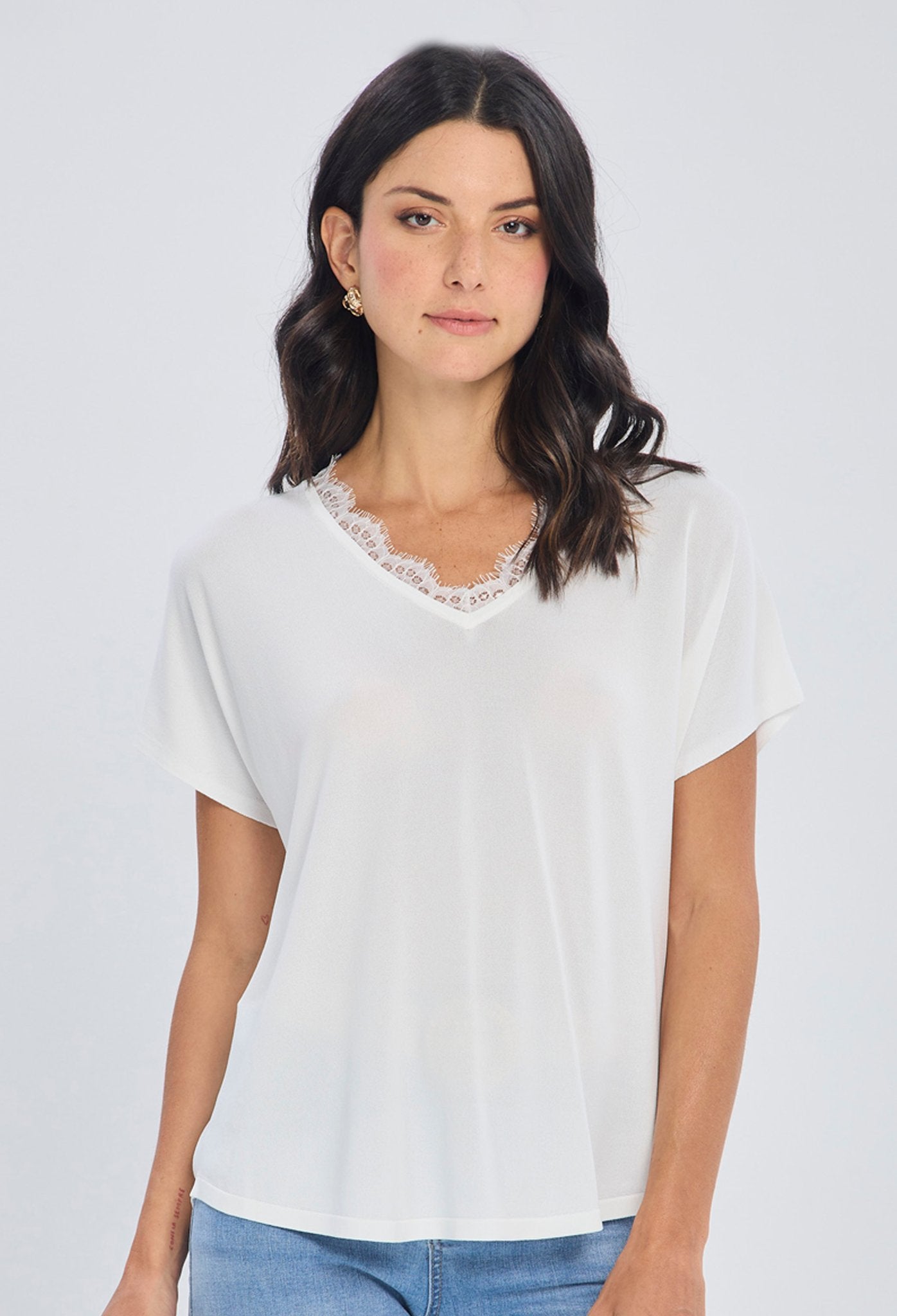 Blusa blanca con cuello en V y detalle de encaje en viscosa pura con manga corta japonesa