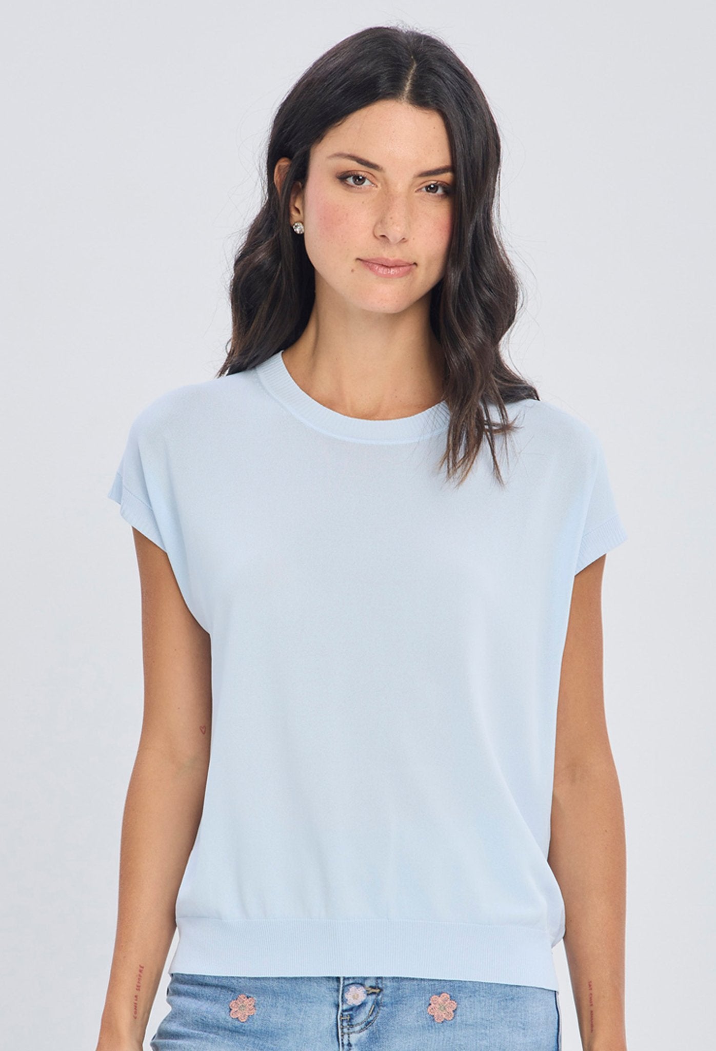 Blusa rosada de manga sisa extendida con corte relajado tipo muscle tee en poliéster y viscosa