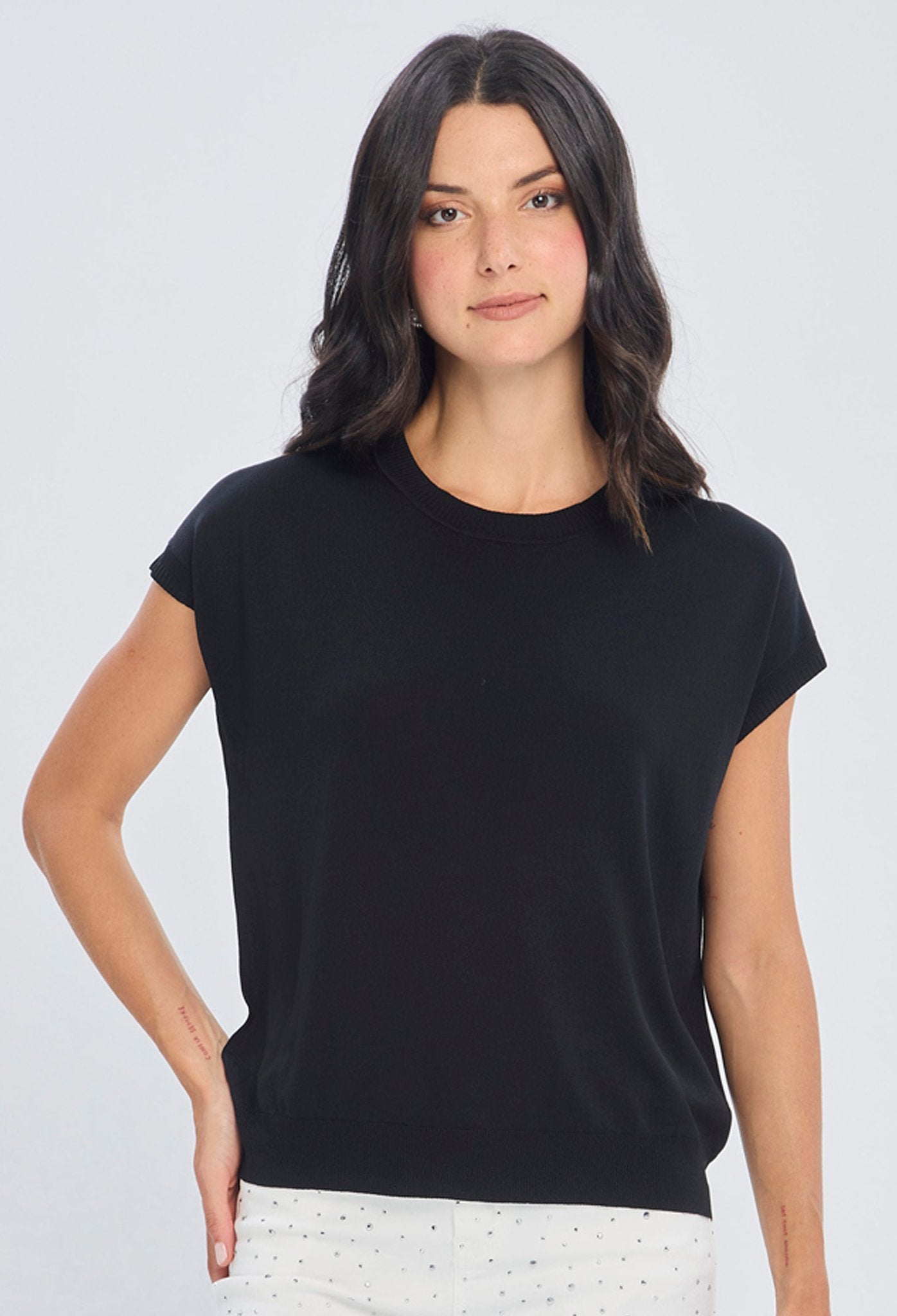 Blusa negra de manga sisa extendida con corte relajado tipo muscle tee en poliéster y viscosa - NEGROS