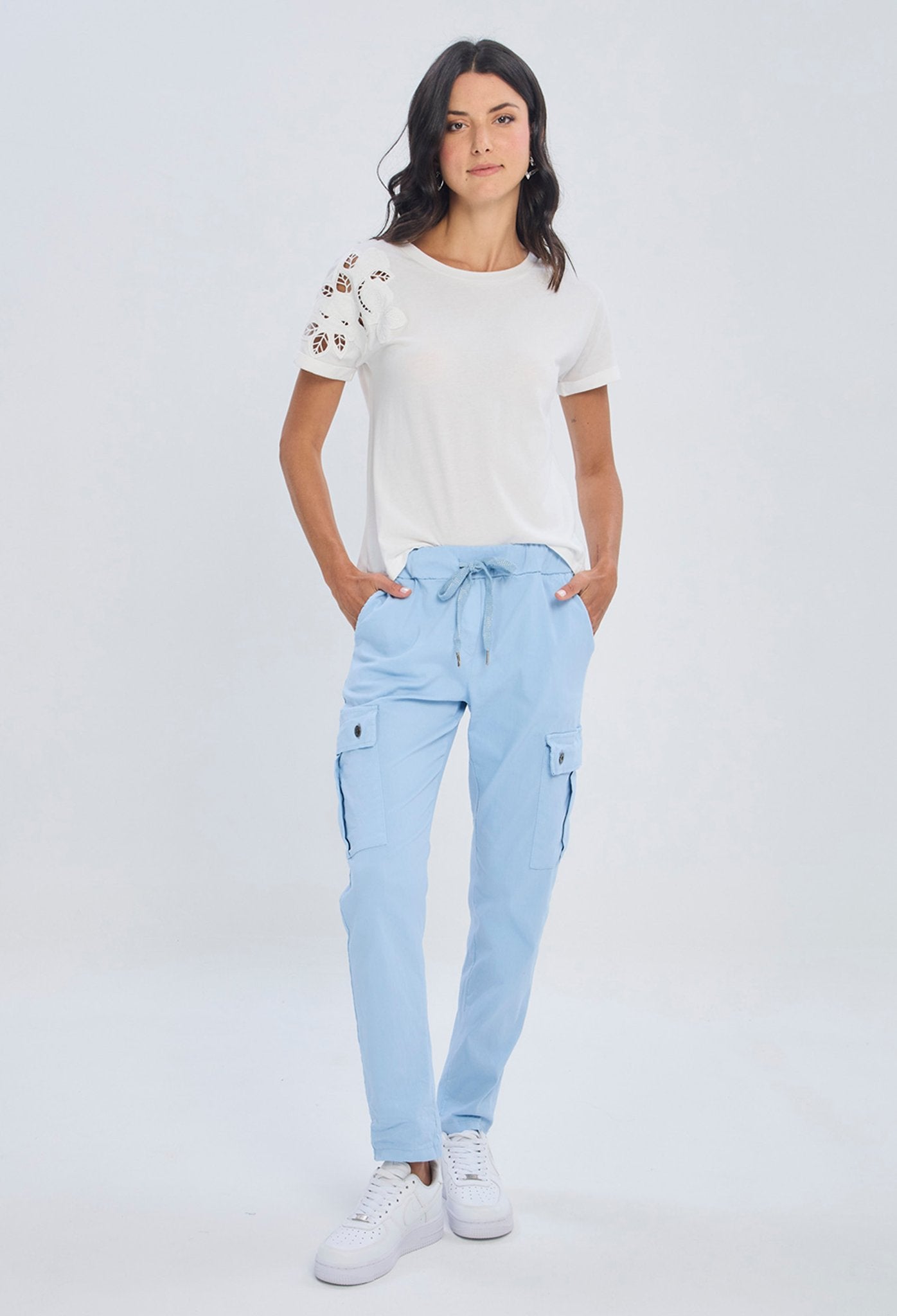 Pantalón cargo azul claro en lino y viscosa con bolsillos laterales y cintura con cordon