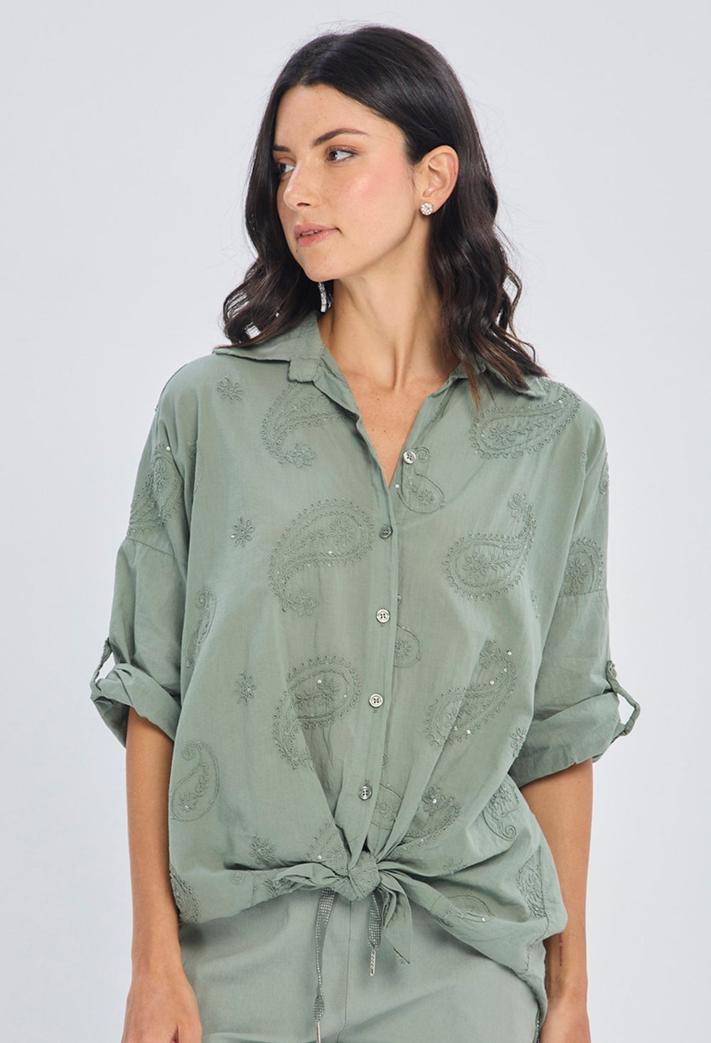 Blusa camisera verde con bordado paisley tono sobre tono en viscosa con mangas tres cuartos