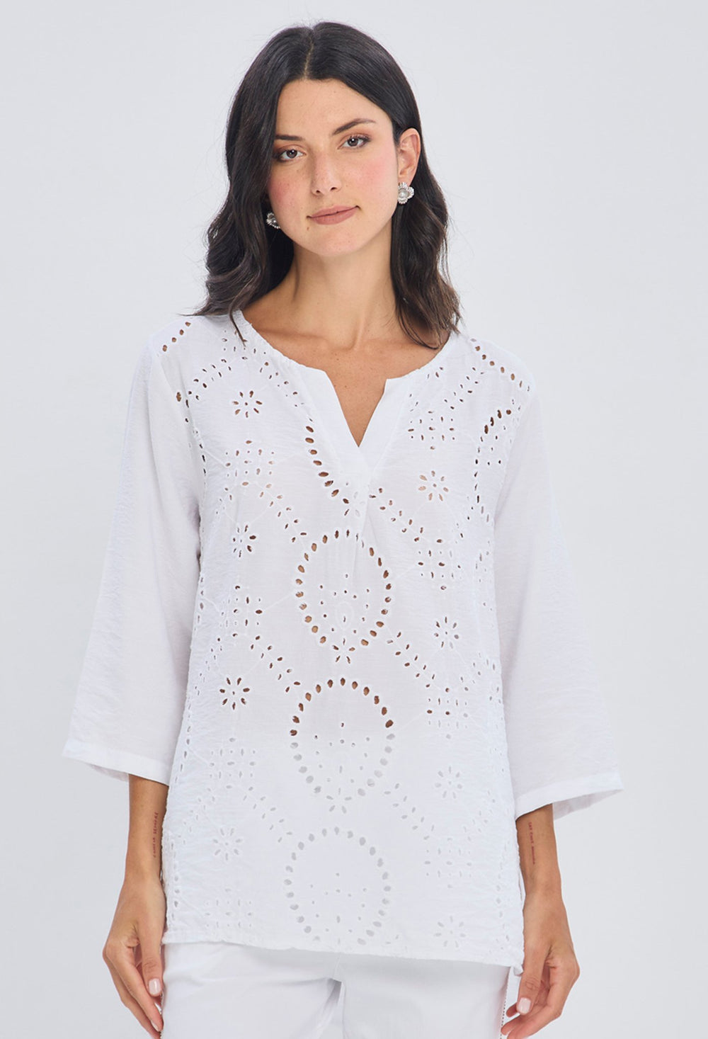 Blusa tunica blanca con bordado calado tipo eyelet y cuello hendido en rayon y poliéster