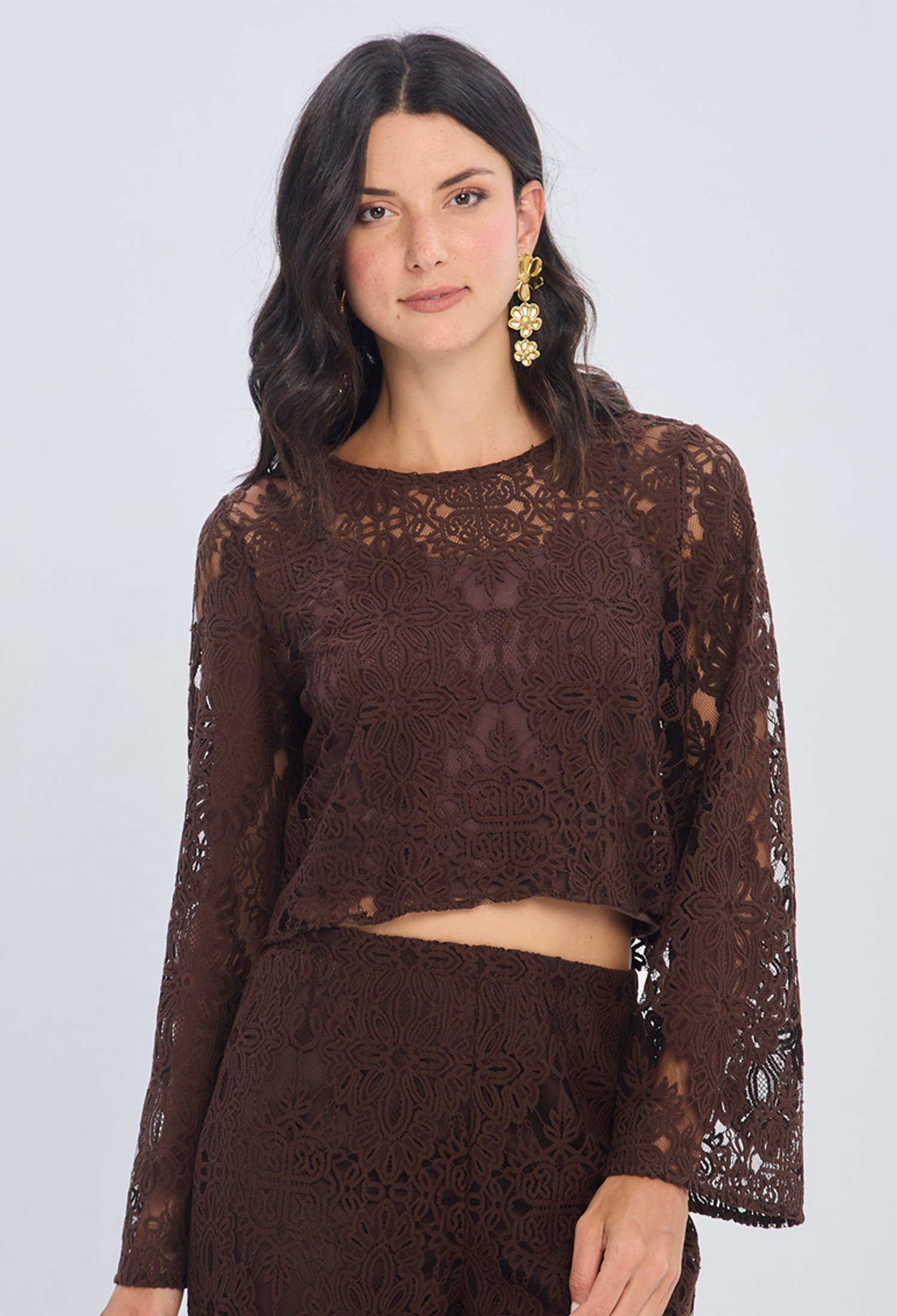 Blusa crop café ajustada en poliamida cuello alto para mujer