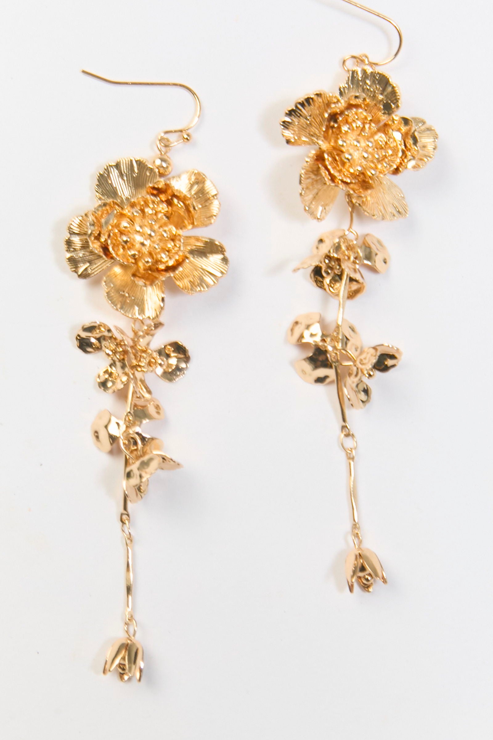 Aretes colgantes flor dorada metálica BYBLA