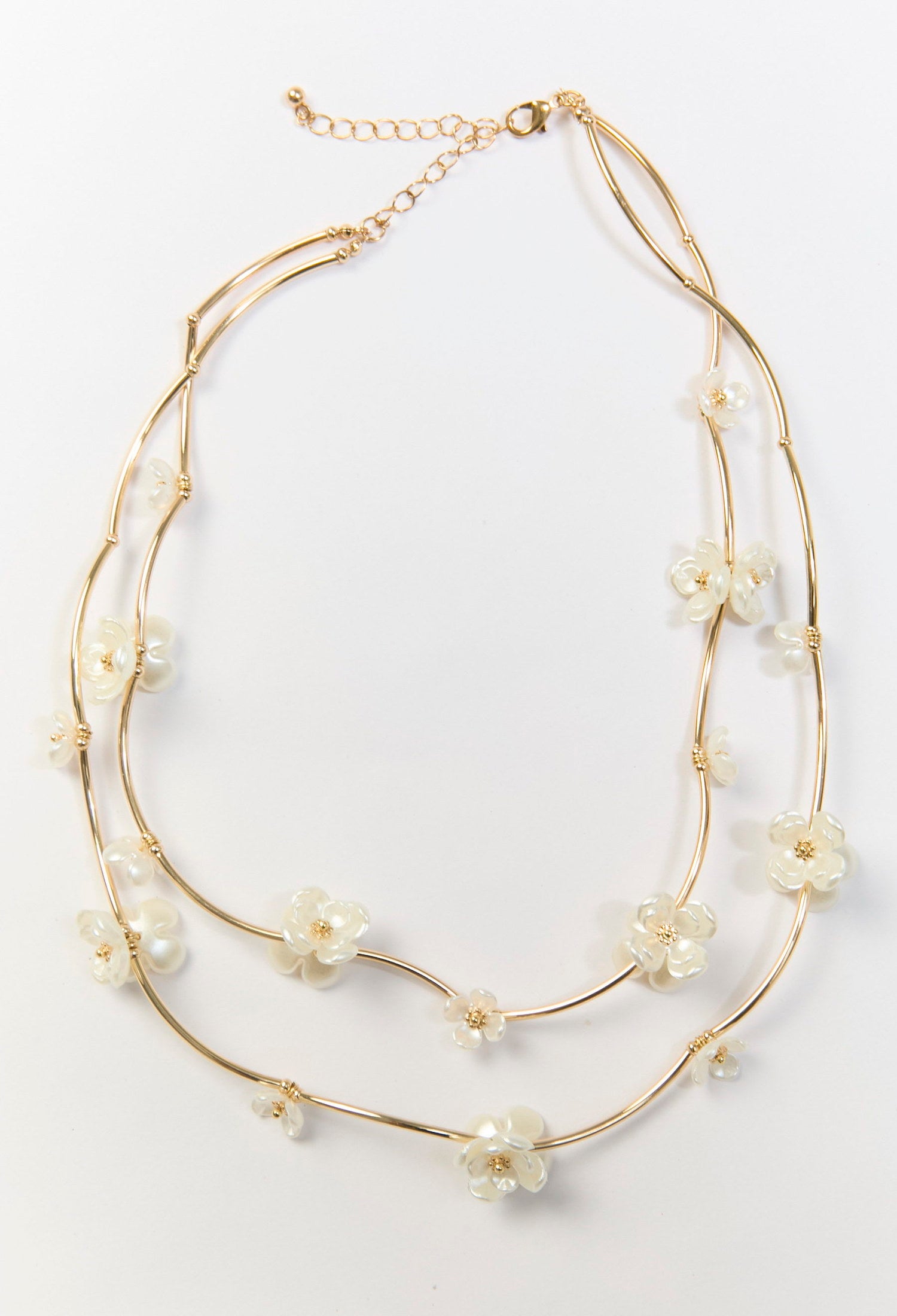 Collar perlado con flor en capas tipo tocado sobre el escote