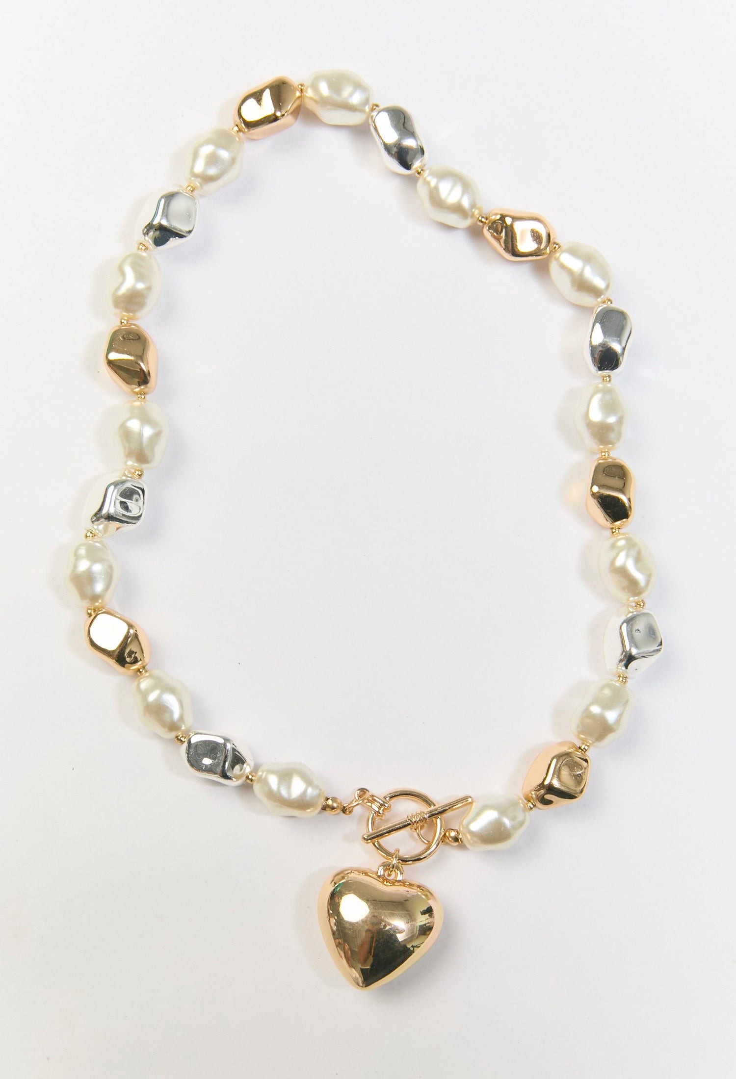 Collar dorado con cuentas organicas broche T y dije de corazon inflado