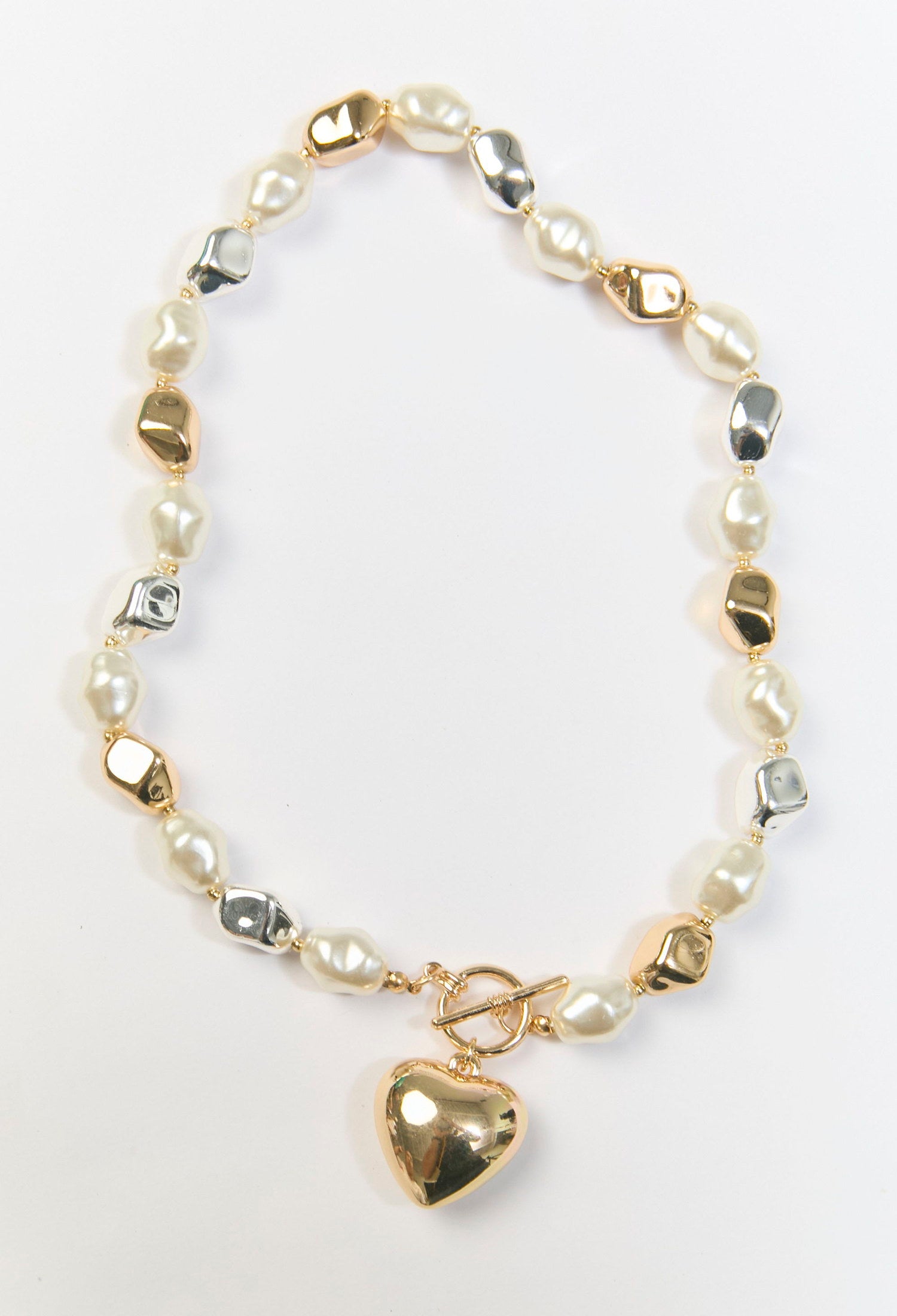 Collar dorado con cuentas organicas broche T y dije de corazon inflado - vista 2