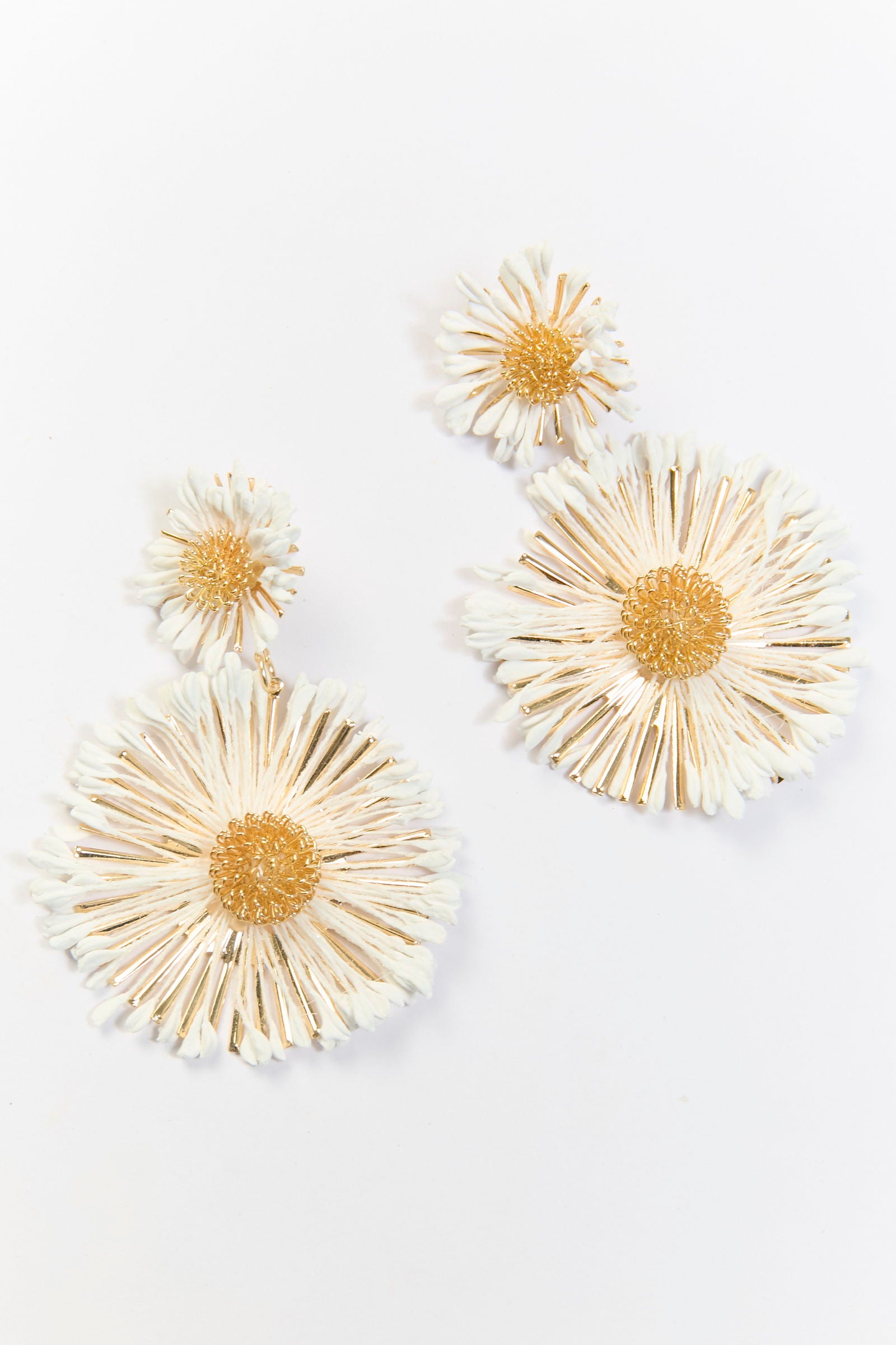 Aretes Colgantes Flor Alambre Blanco BYBLA