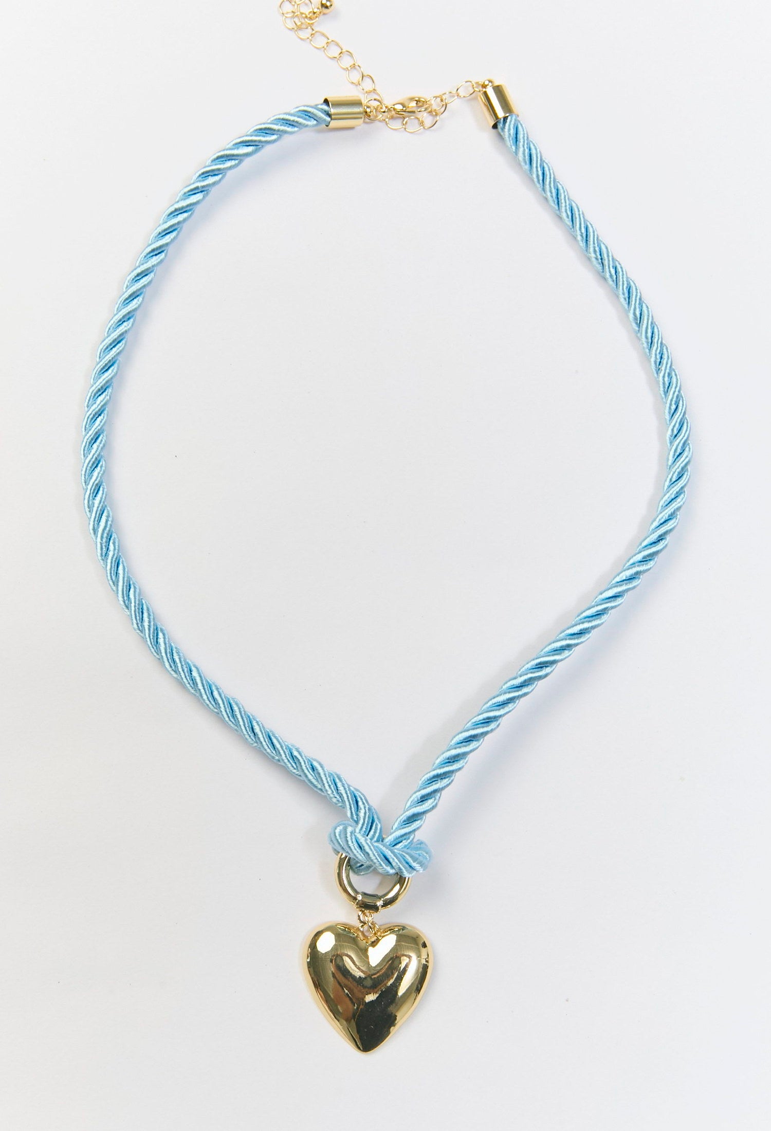 Set collar y aretes con dije de corazon dorado sobre cuerda trenzada - vista 2
