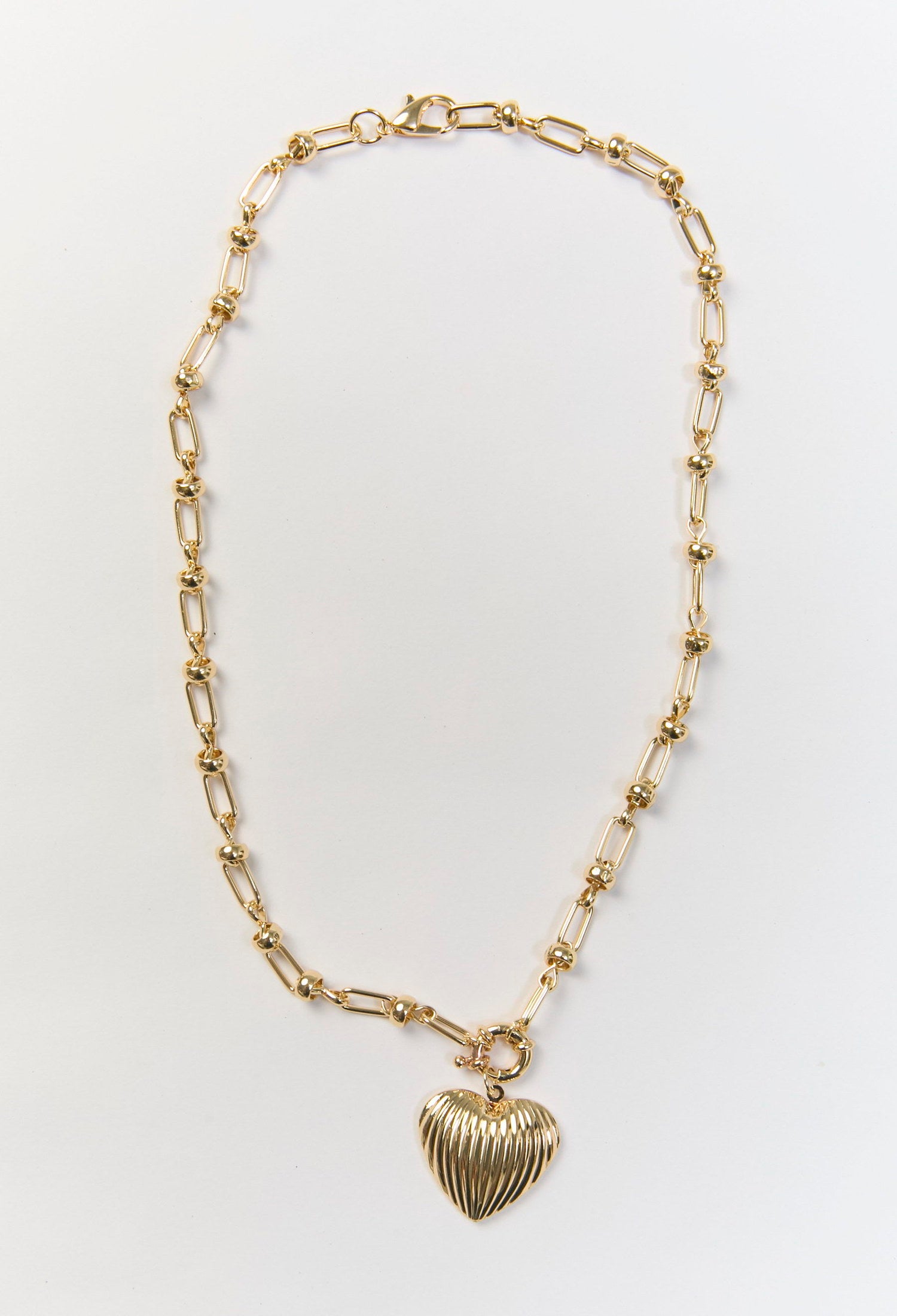 Collar dorado minimalista con dije metálico en forma de corazon - vista 2