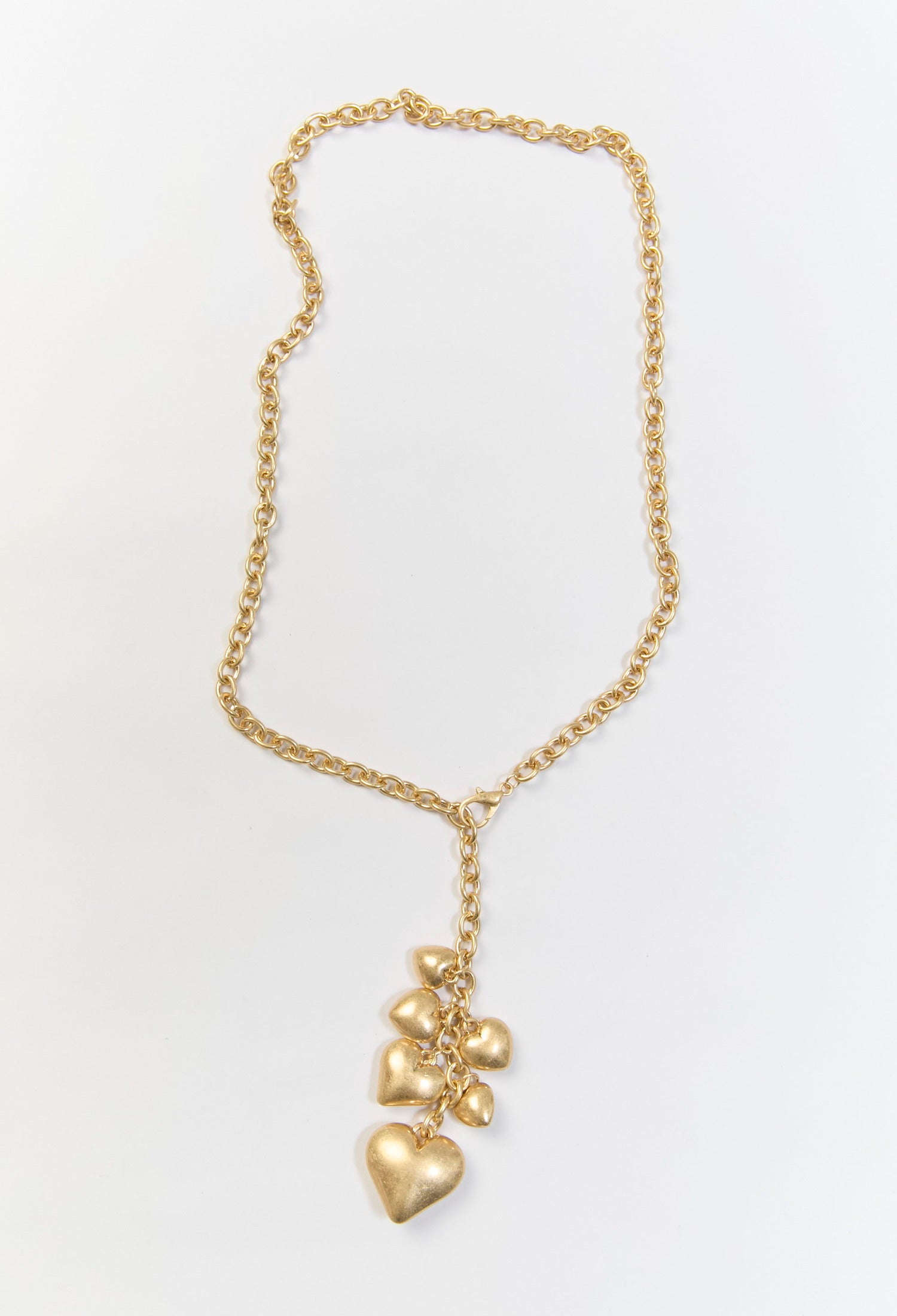 Collar dorado con dije metálico de corazon inflado escultorico