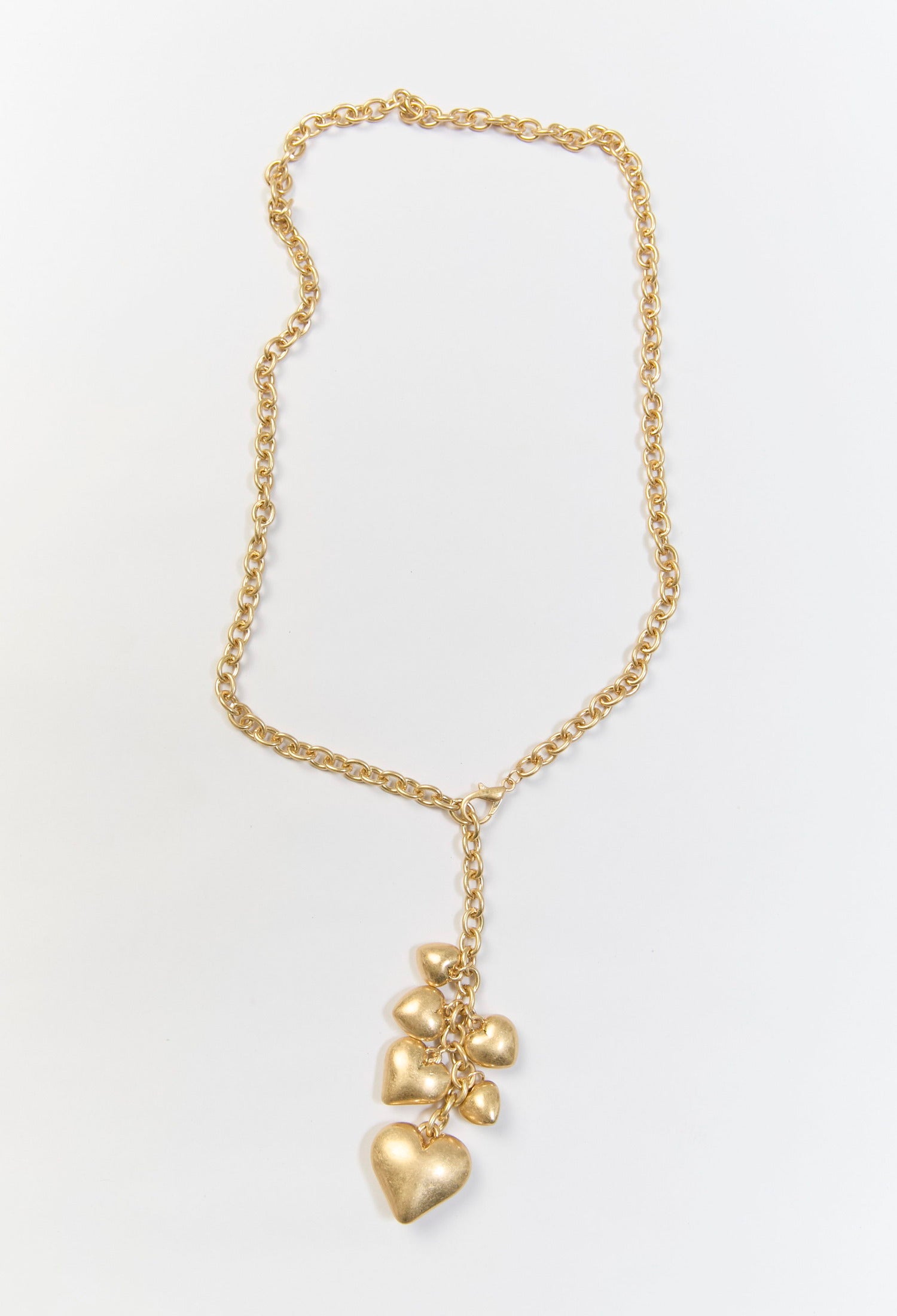 Collar dorado con dije metálico de corazon inflado escultorico - vista 2