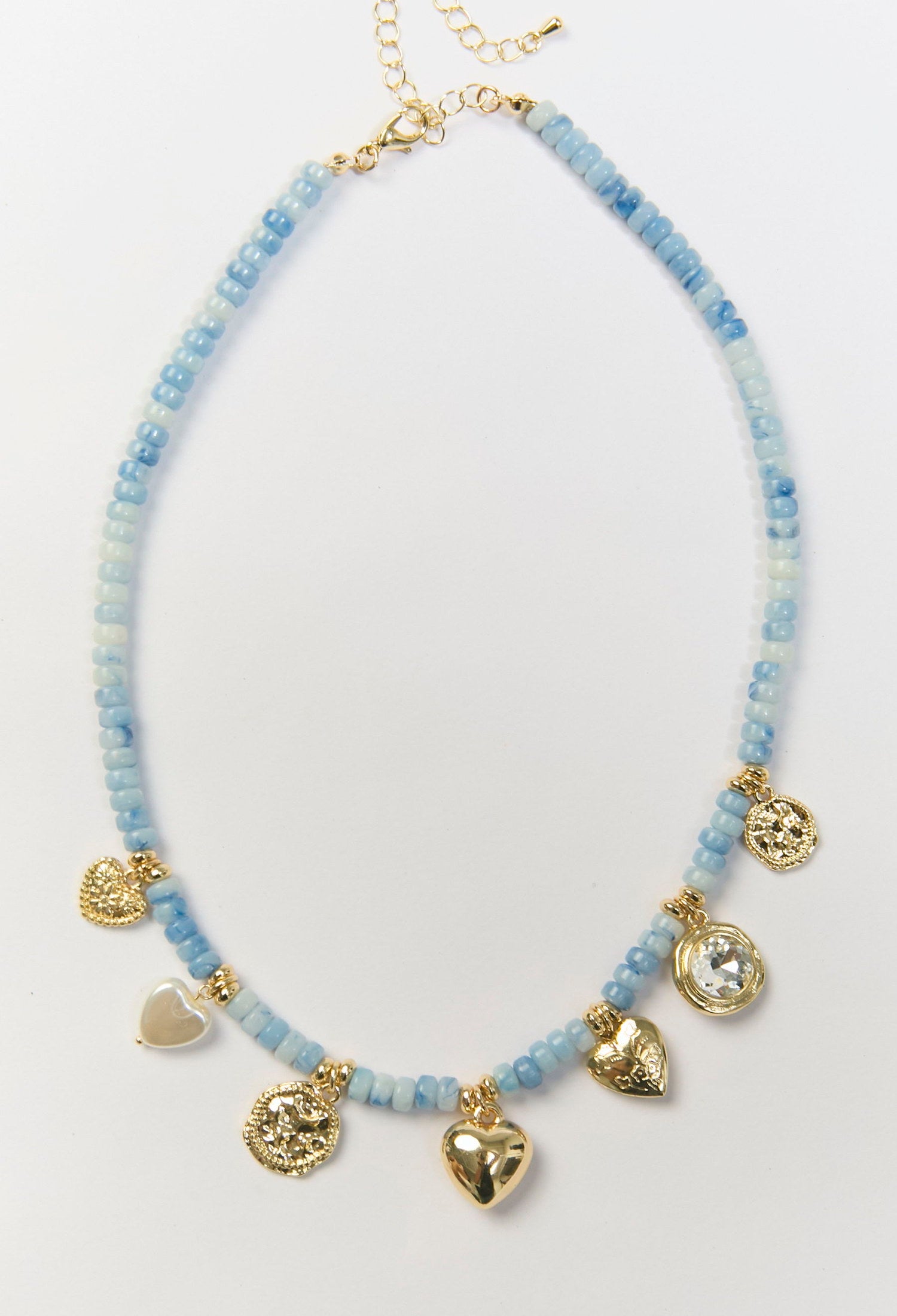 Collar de cuentas en tono azul con multiples dijes de corazon