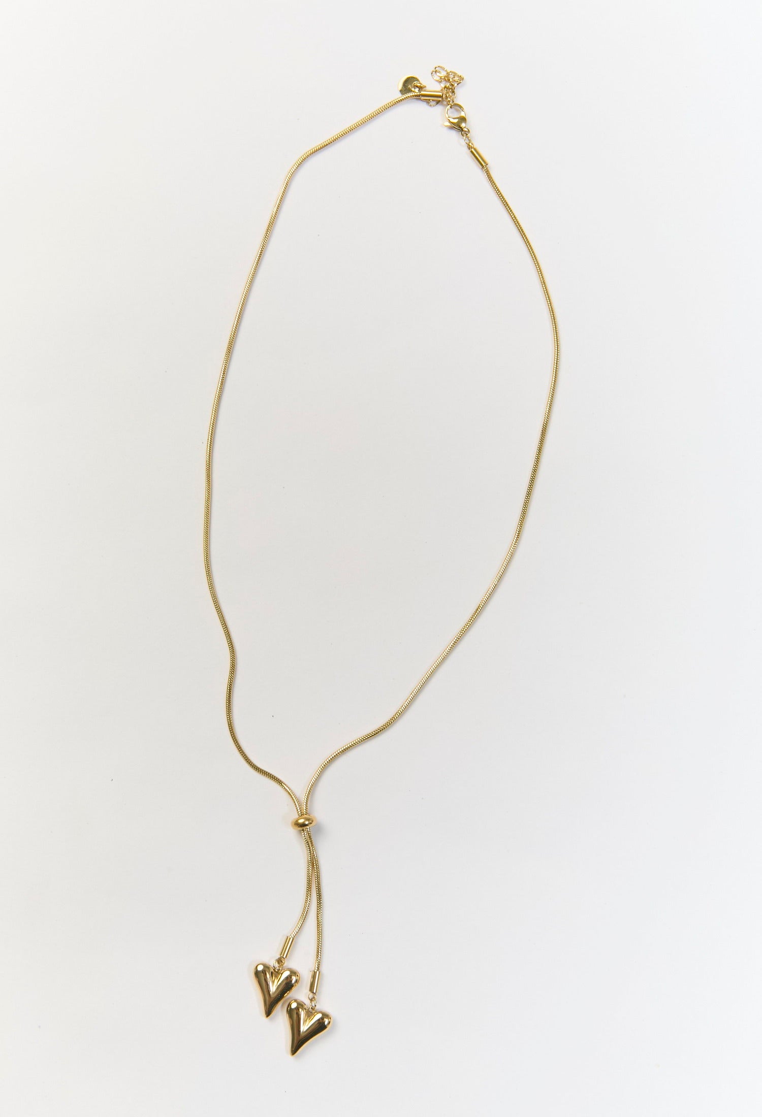 Collar dorado minimalista con dije de corazon grabado - vista 2