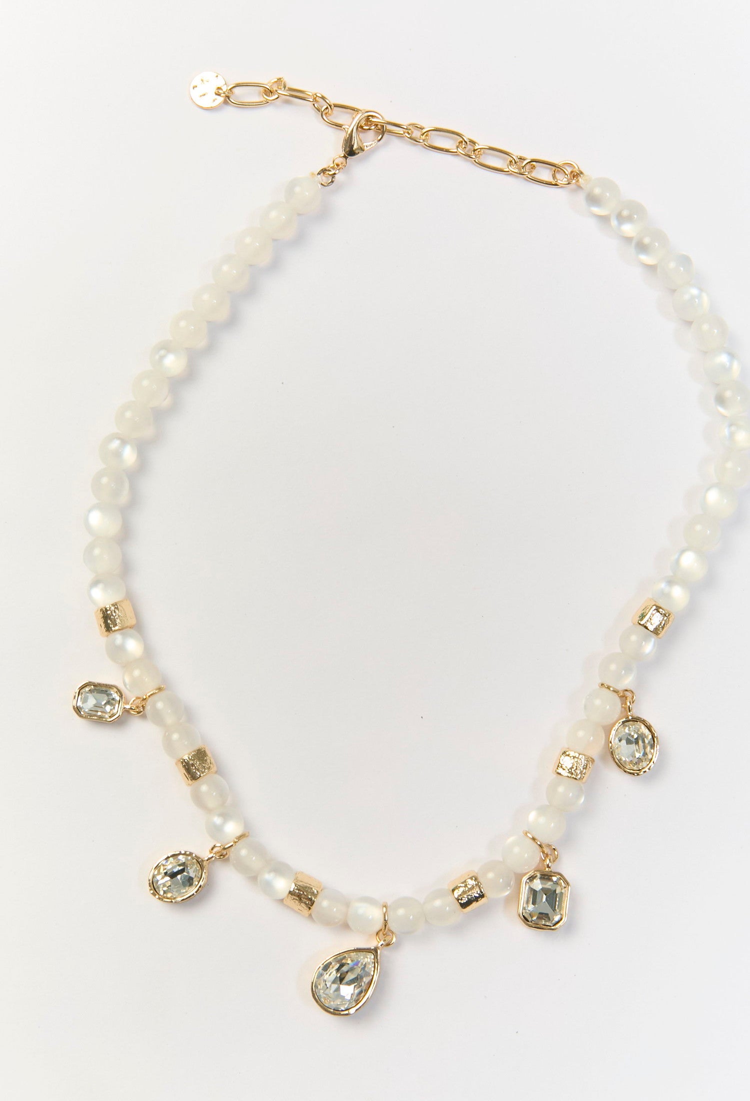 Collar blanco con cuentas de cristal decorativo translucido y multiples dijes