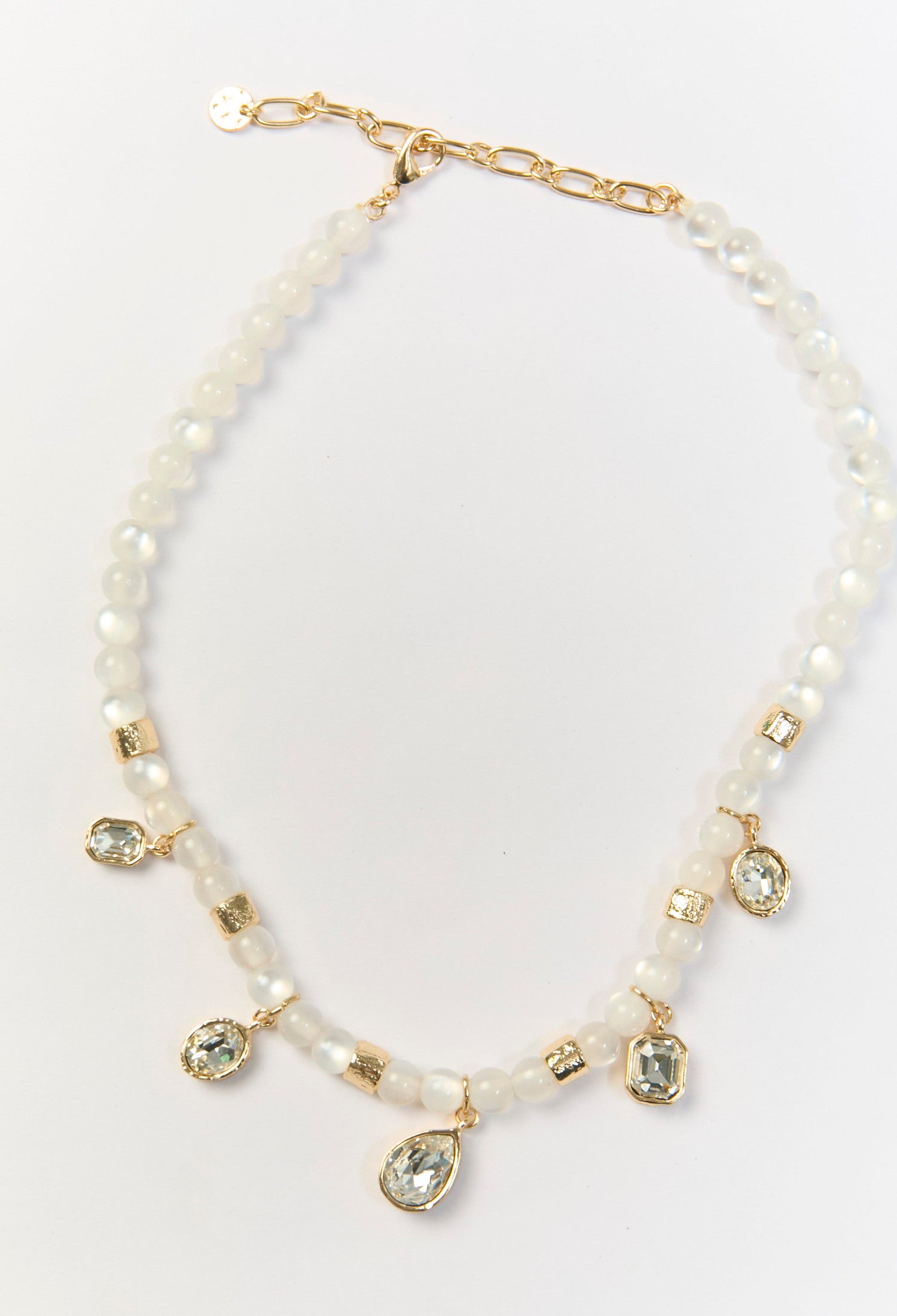 Collar blanco con cuentas de cristal decorativo translucido y multiples dijes - vista 2