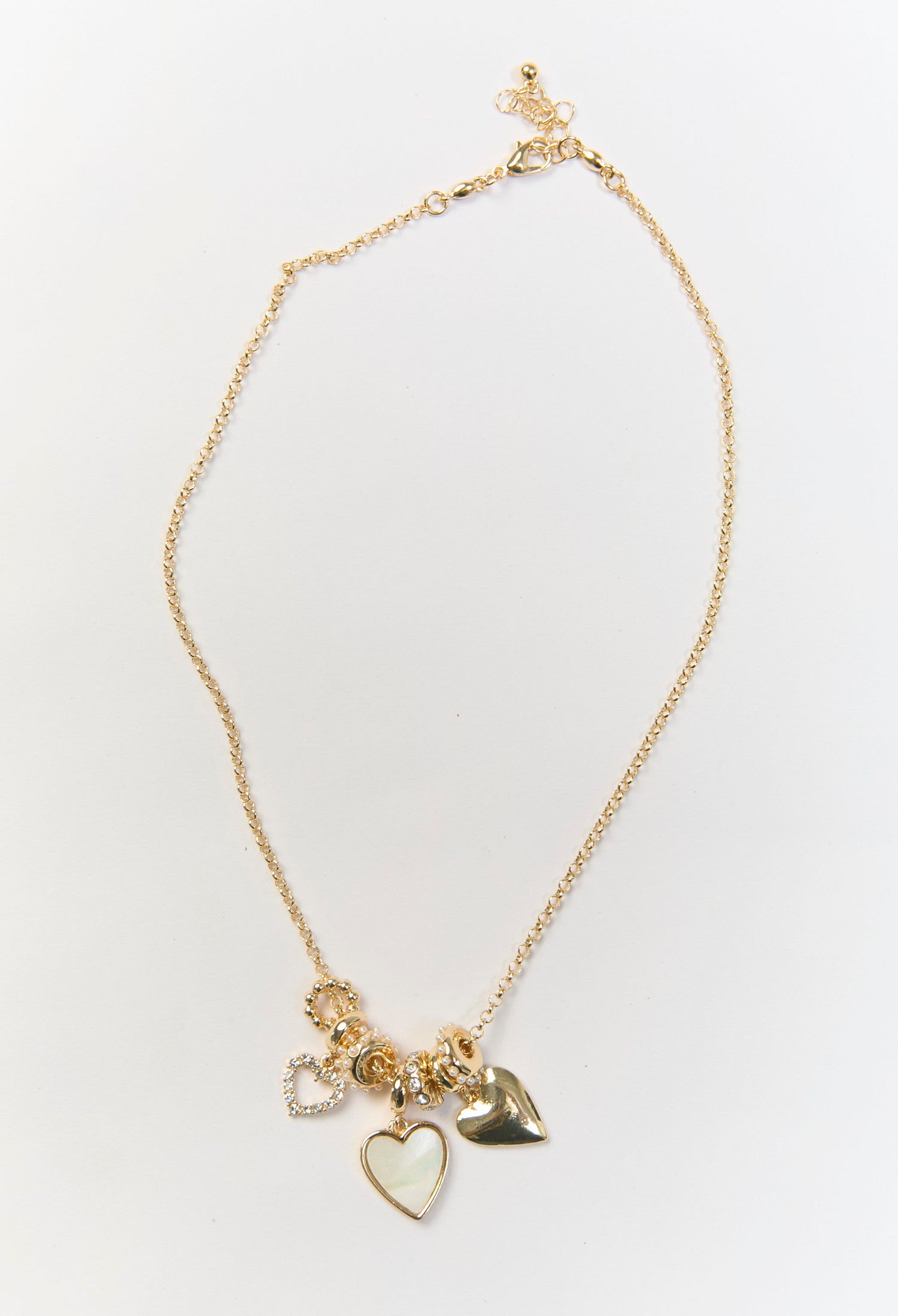 Collar dorado con multiples dijes de corazon metálicos de distintos tamaños - vista 2