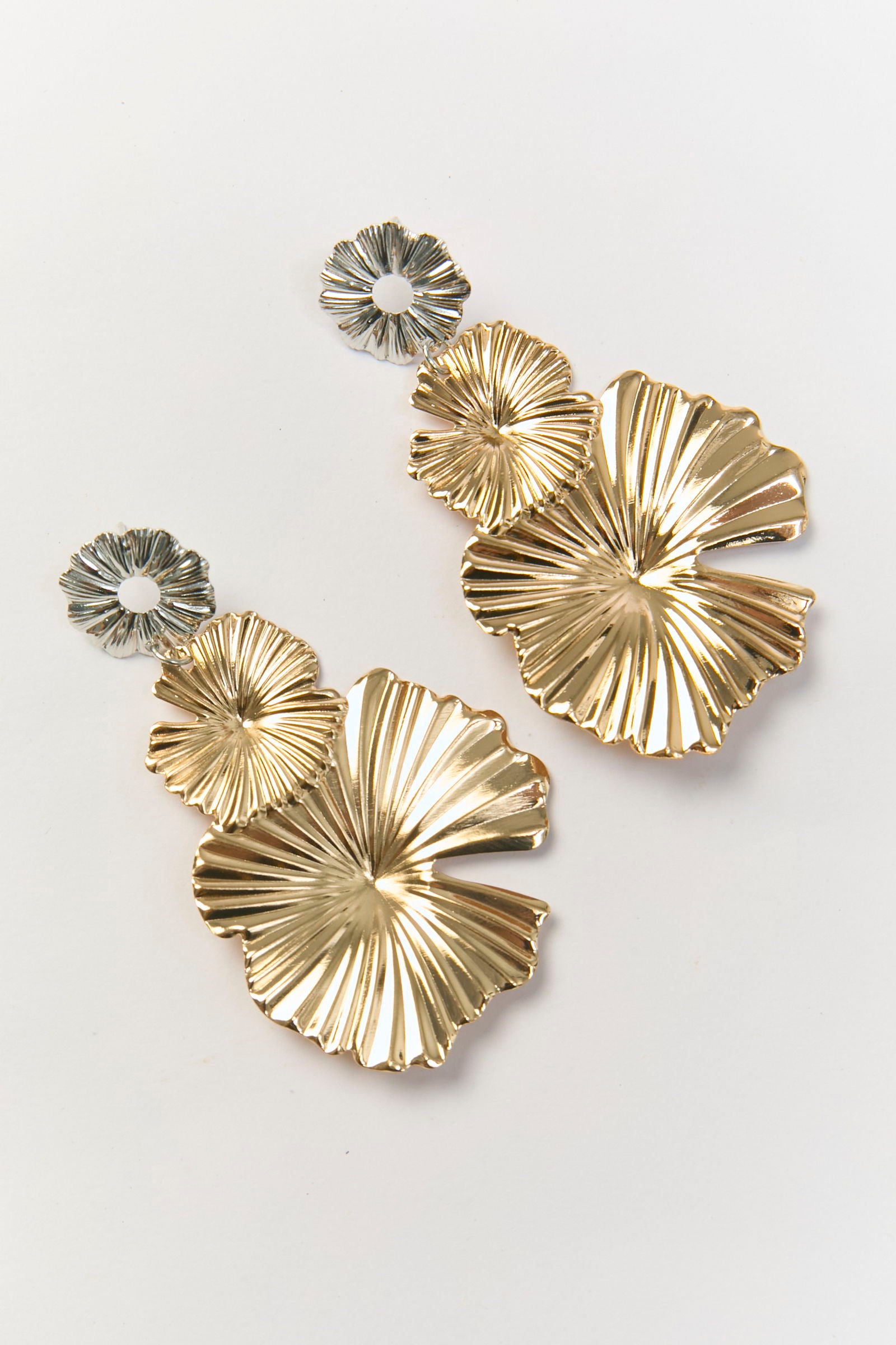 Aretes Colgantes Hoja de Lirio Plisada Dorados BYBLA