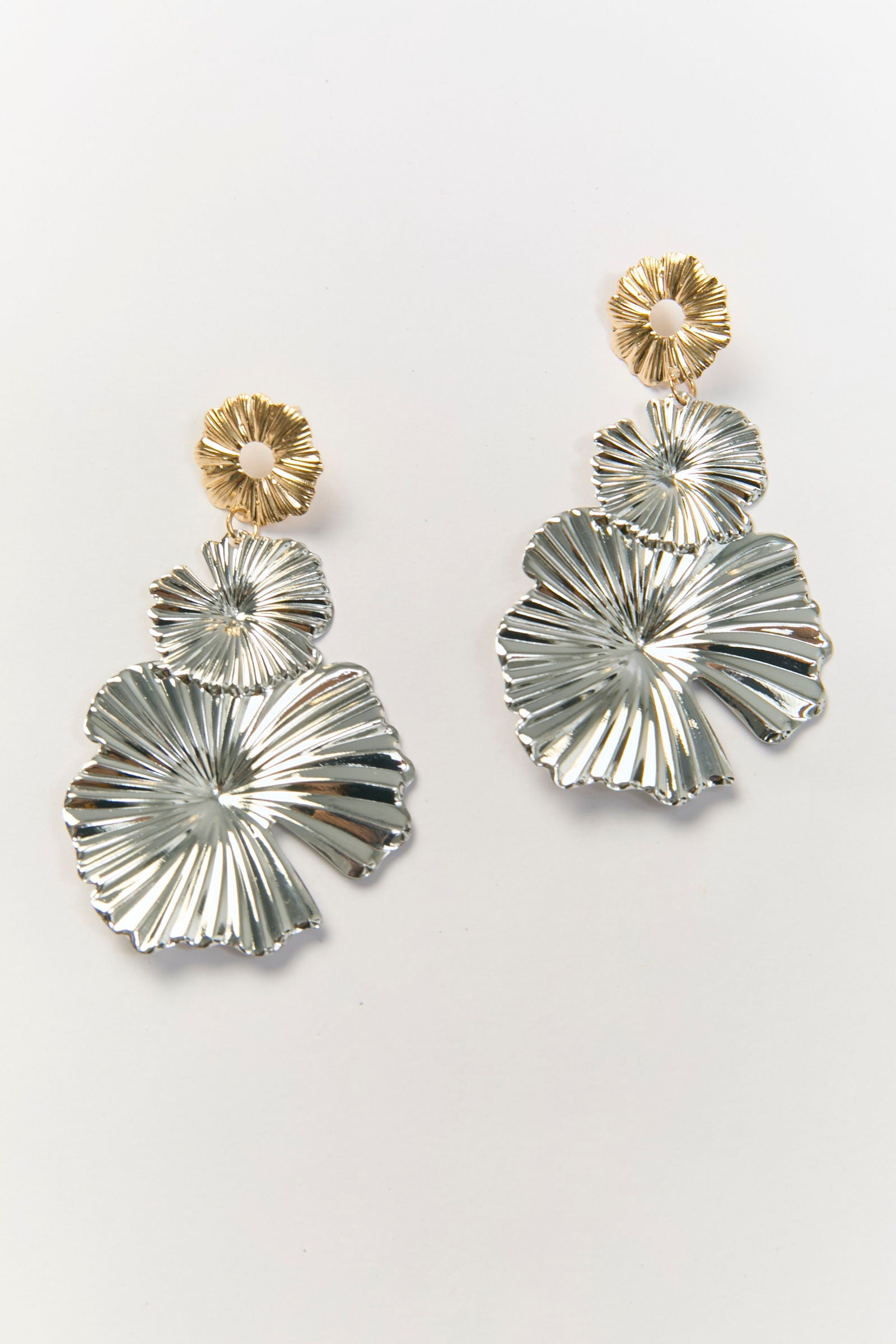 Aretes Colgantes Hoja de Lirio Plisada Plateados BYBLA - vista 2