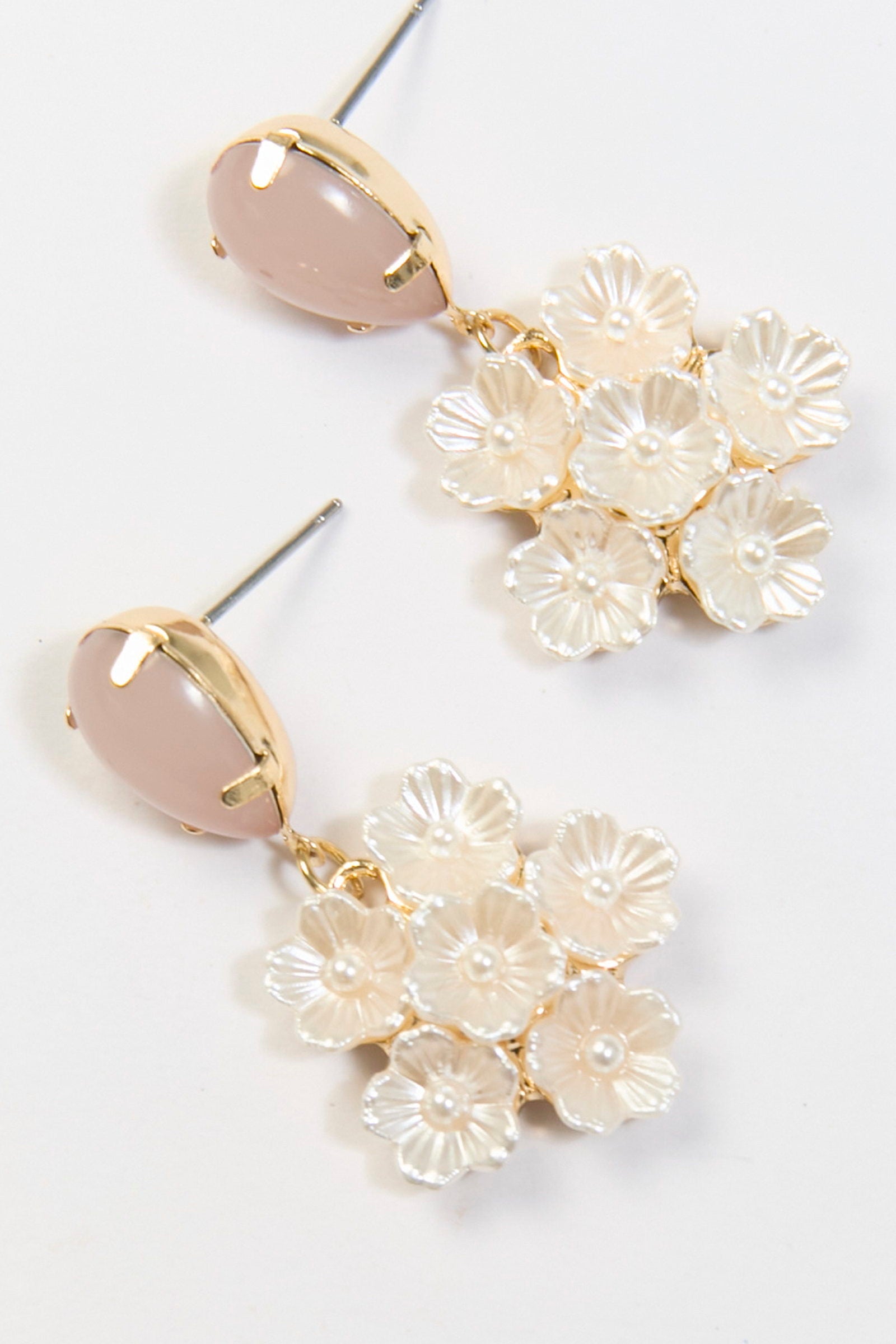 Aretes Colgantes Floral Piedra Blanco BYBLA