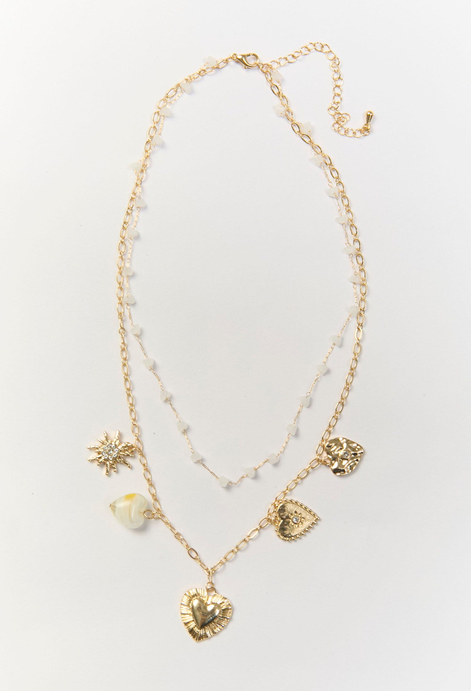 Collar dorado multicapas con cuentas metálicas y dije central de corazon - vista 2