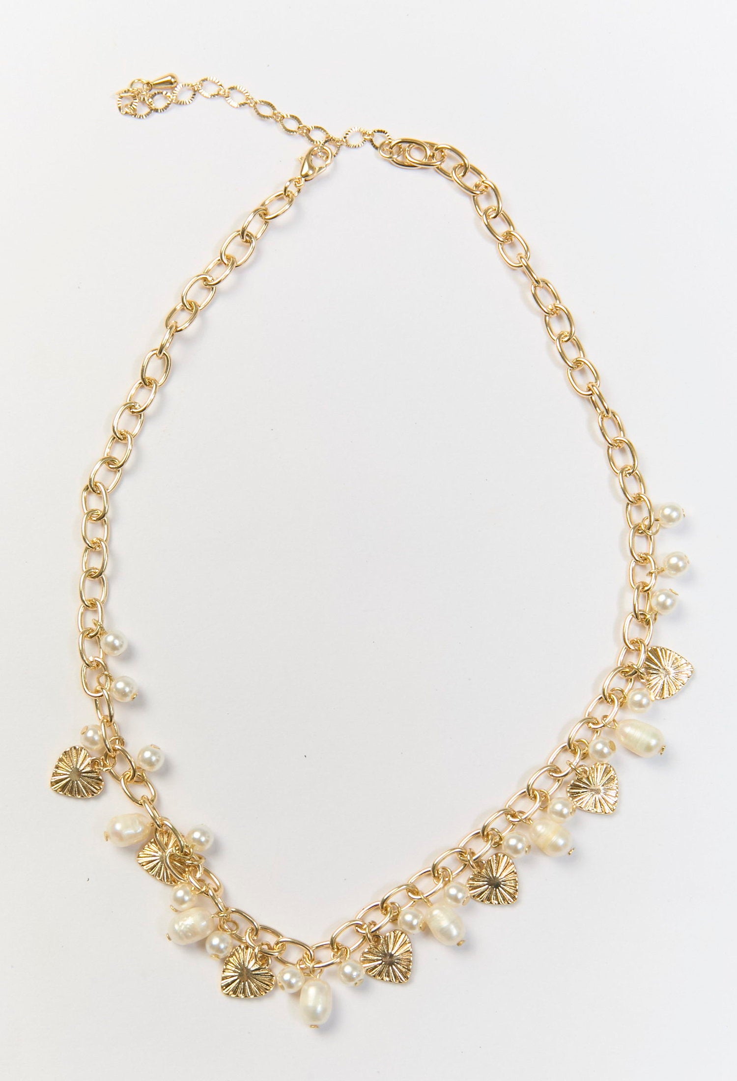 Collar dorado tipo estaciones con perlas sinteticas y dije de corazon delicado - vista 2