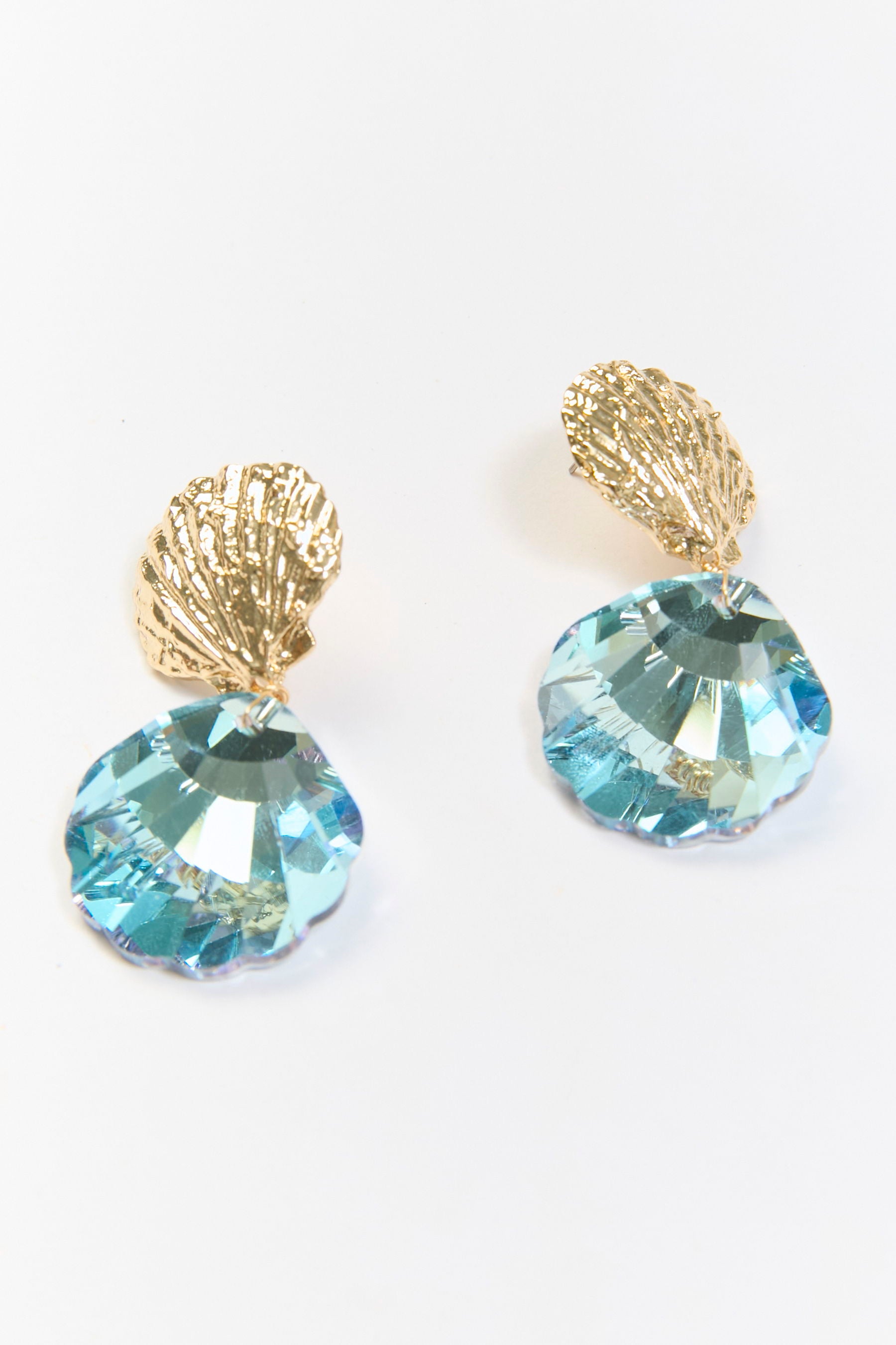 Aretes Colgantes Eslabón Concha Marina Dorados BYBLA