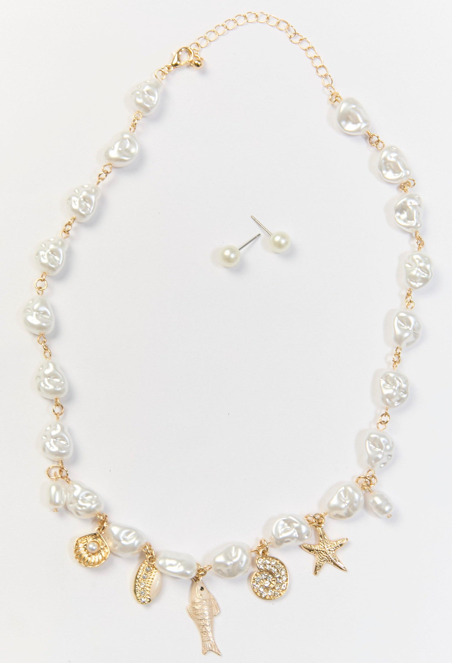 Collar dorado con multiples dijes de vida marina y perla sintetica