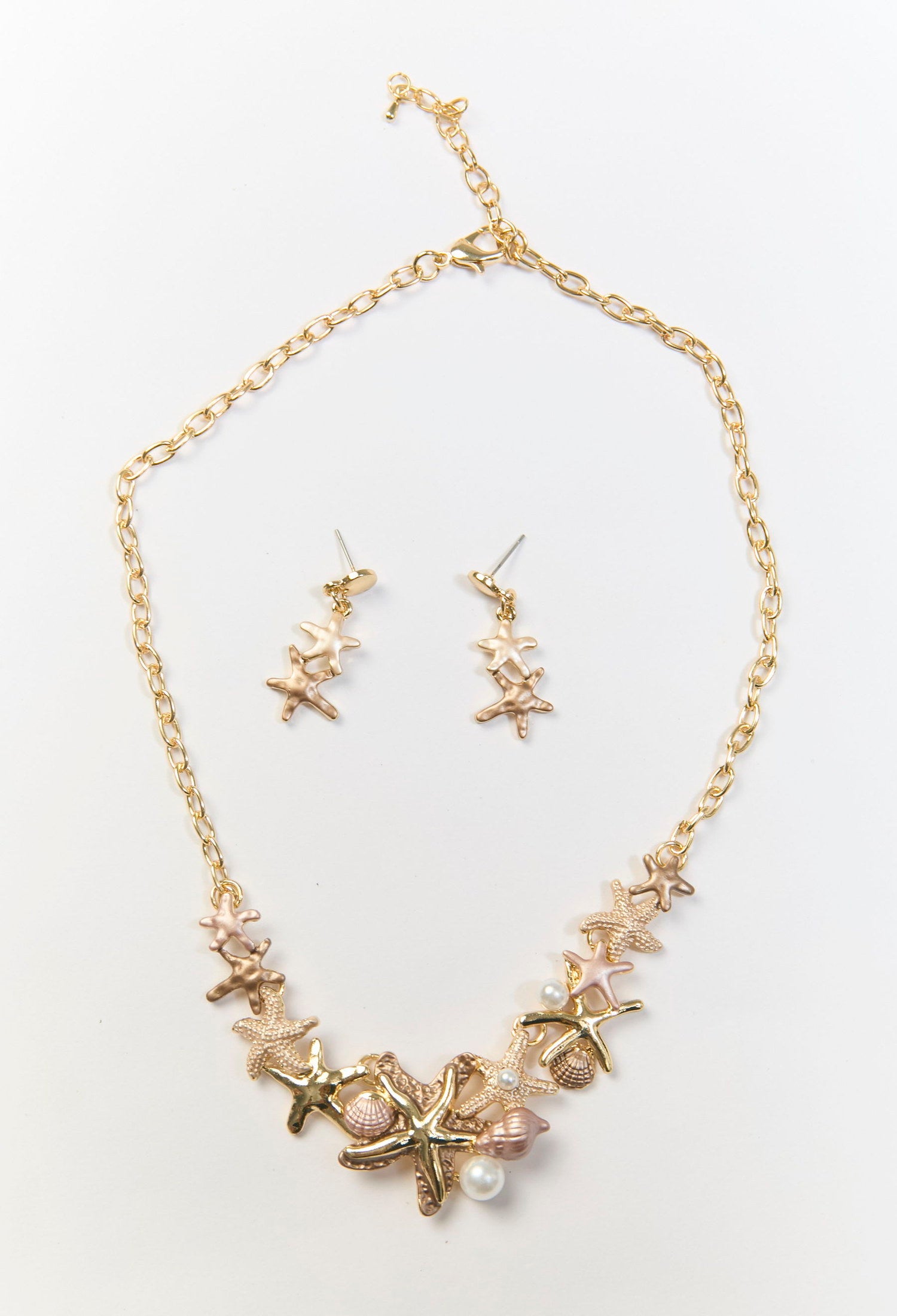 Set de collar y aretes dorados con estrellas de mar metálicas y perlas sinteticas - vista 2