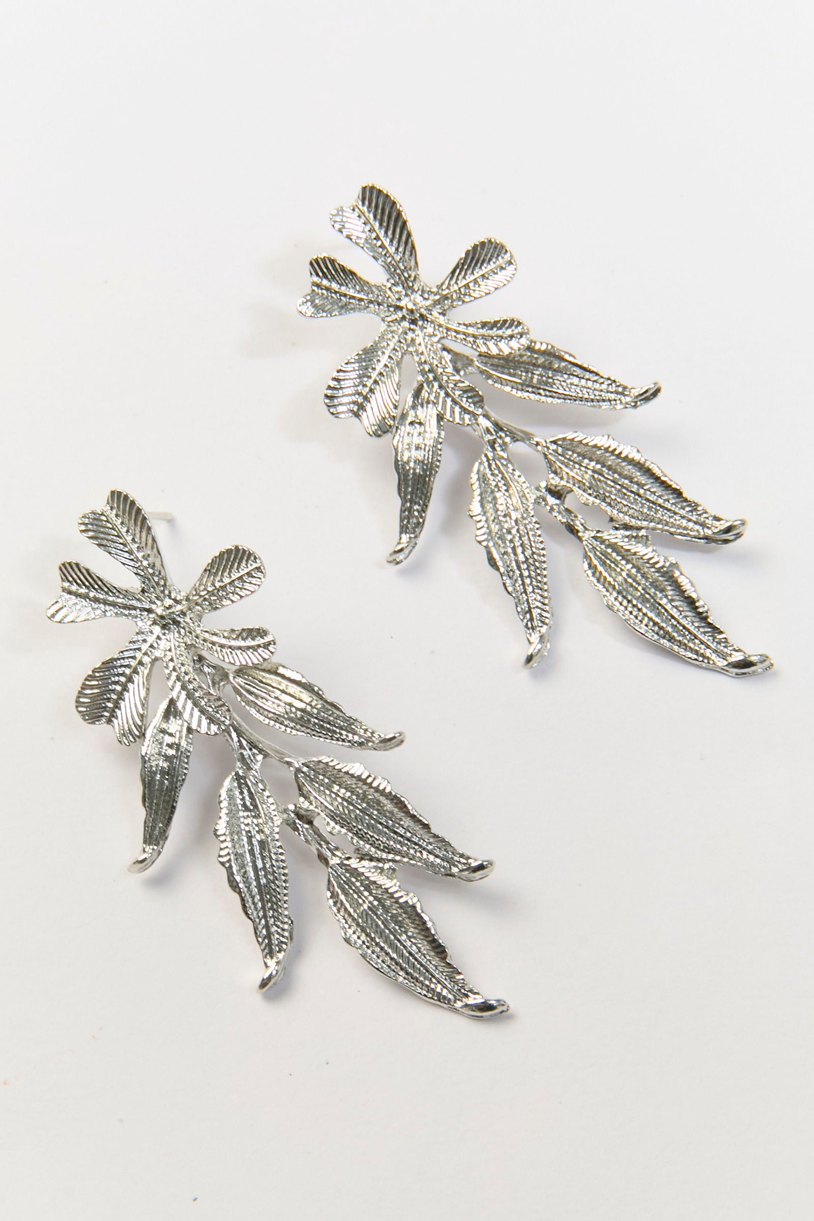 Aretes Colgantes Hojas Texturizadas Plateados BYBLA
