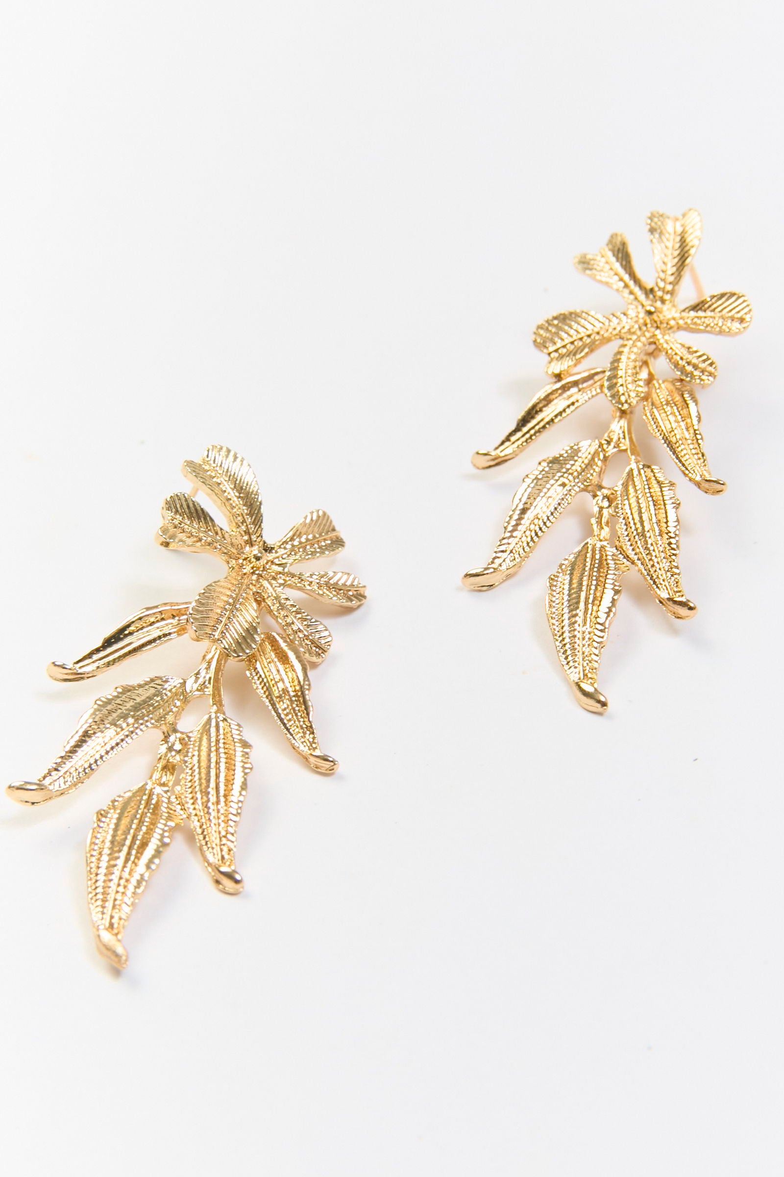 Aretes Colgantes Hojas Texturizadas Dorados BYBLA