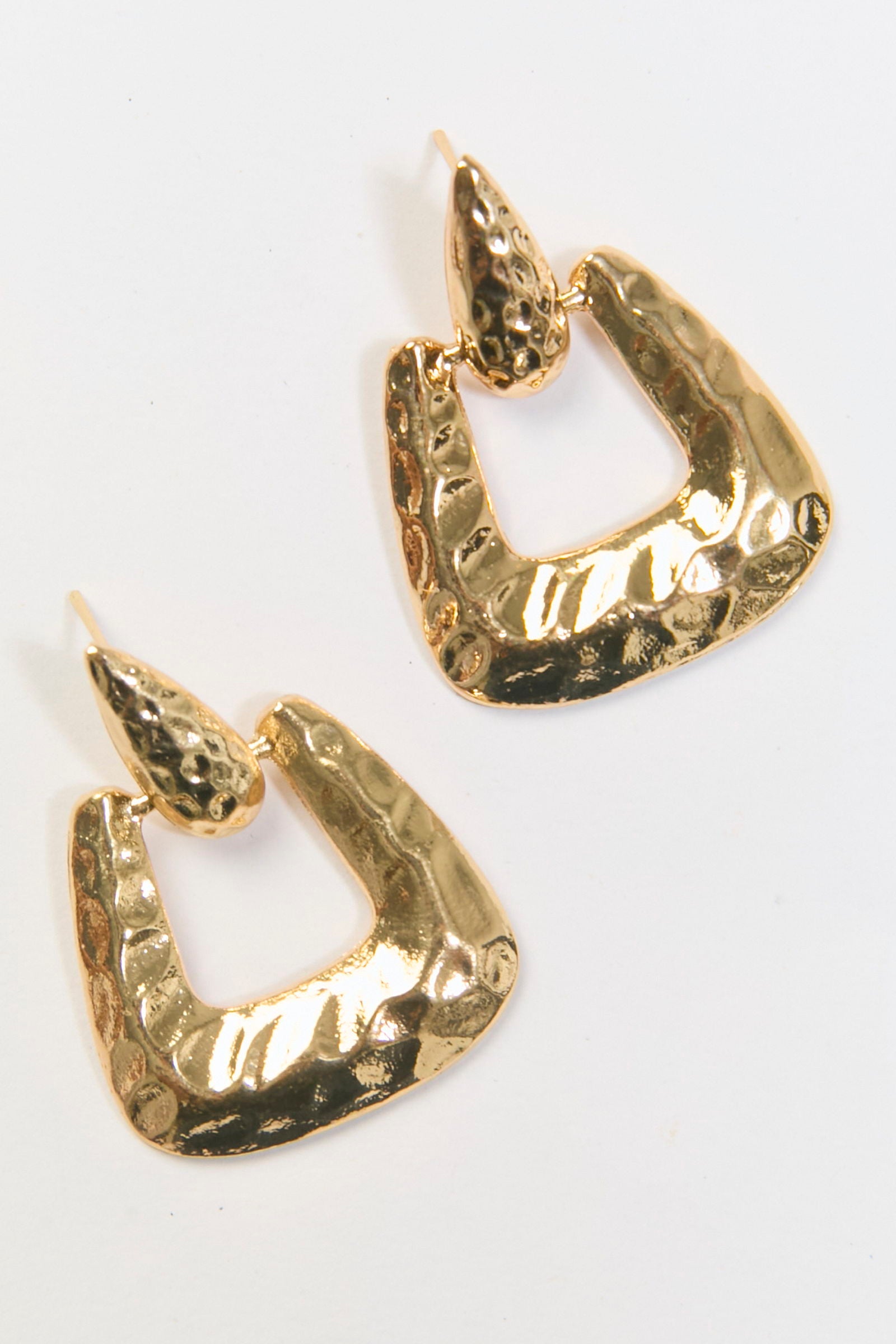 Aretes Aldaba Martillada Dorados BYBLA