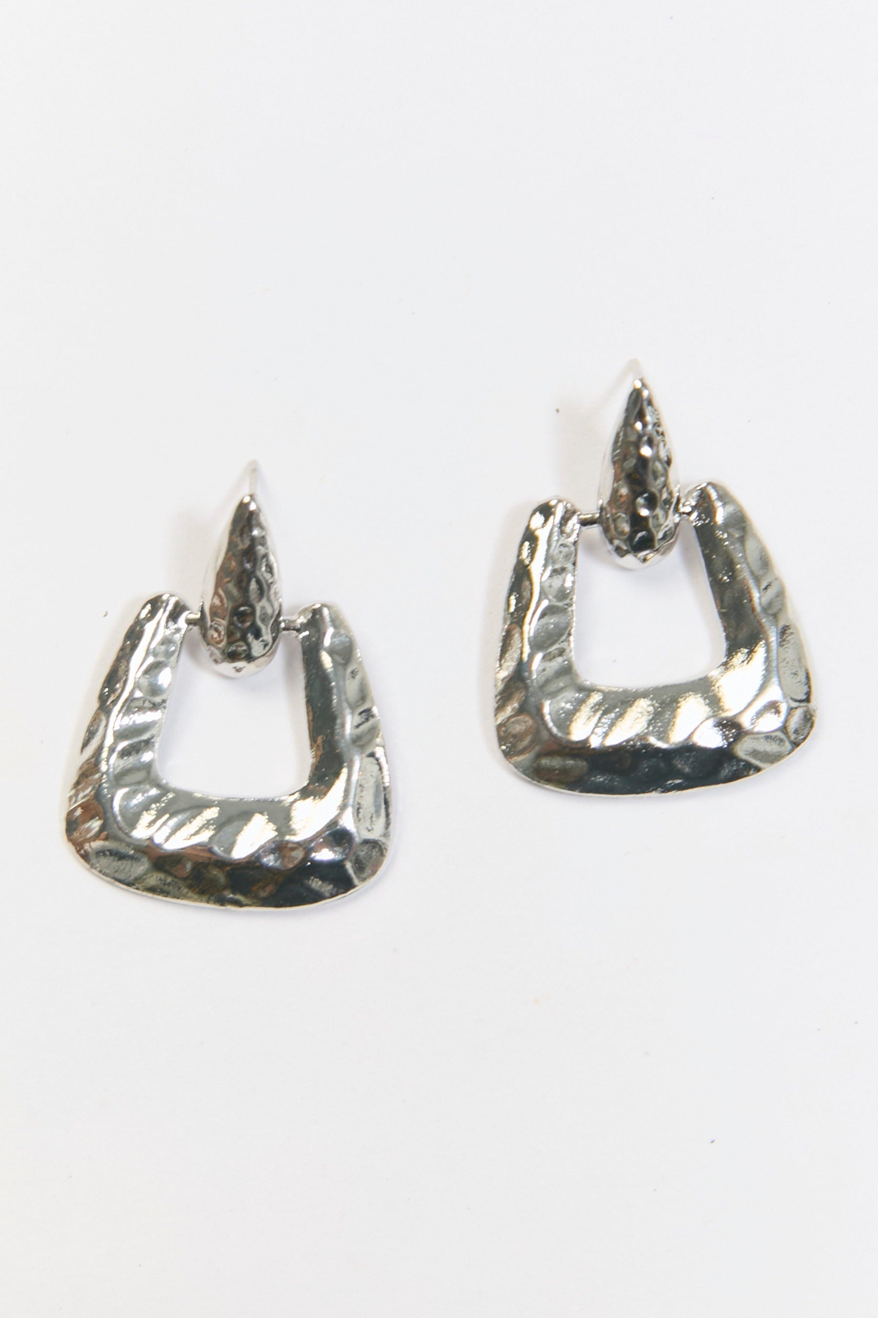 Aretes Aldaba Martillada Plateados BYBLA